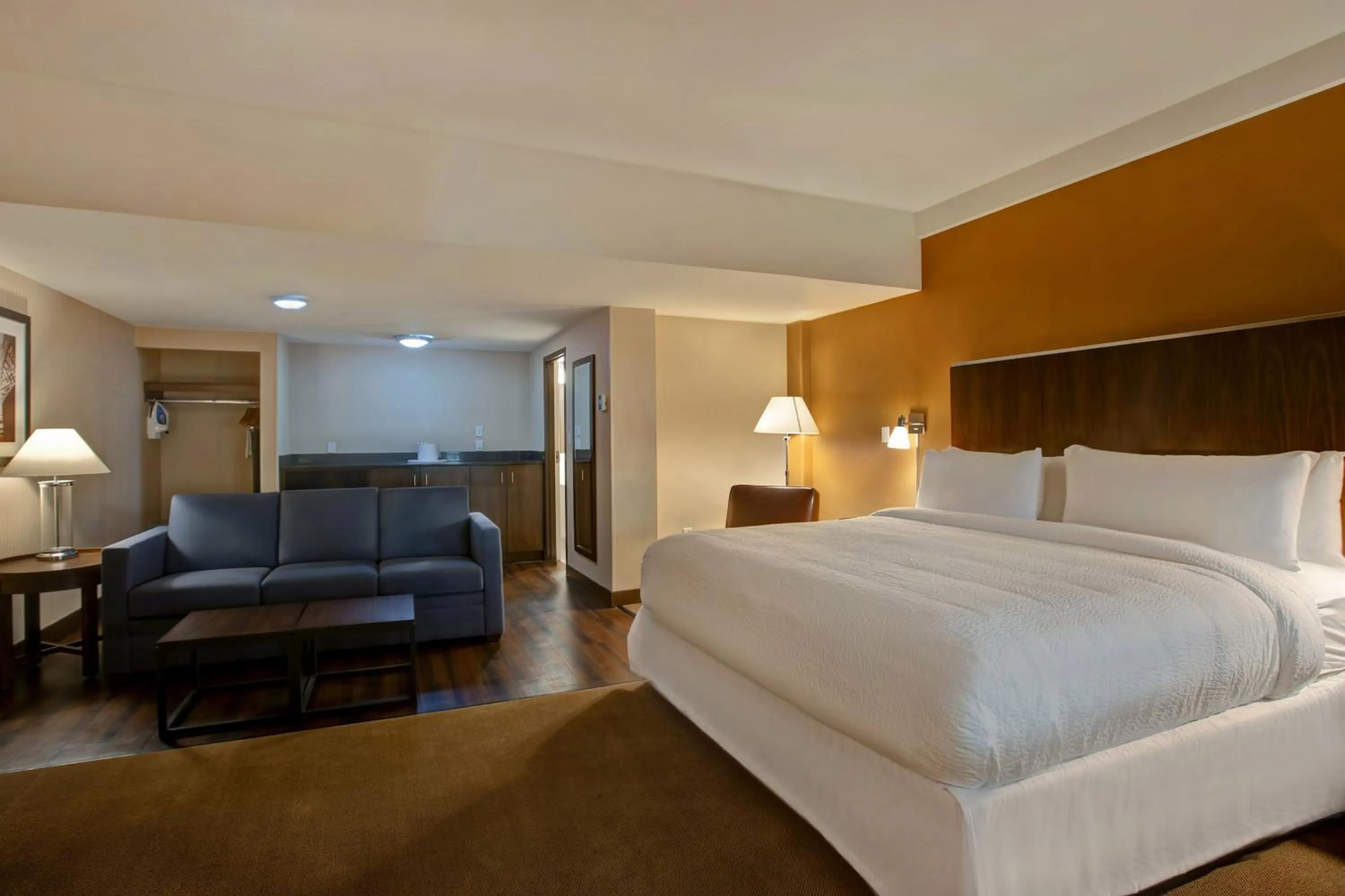 Photo of the whole room, Bed in Four Points by Sheraton Peoria