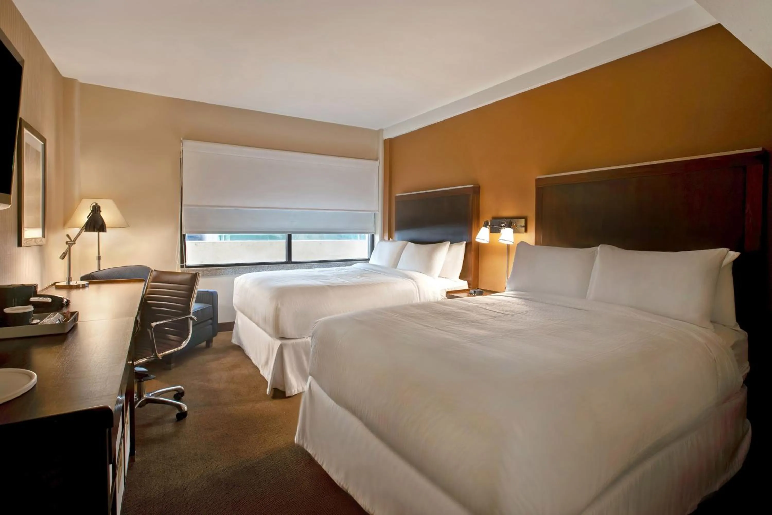 Photo of the whole room, Bed in Four Points by Sheraton Peoria