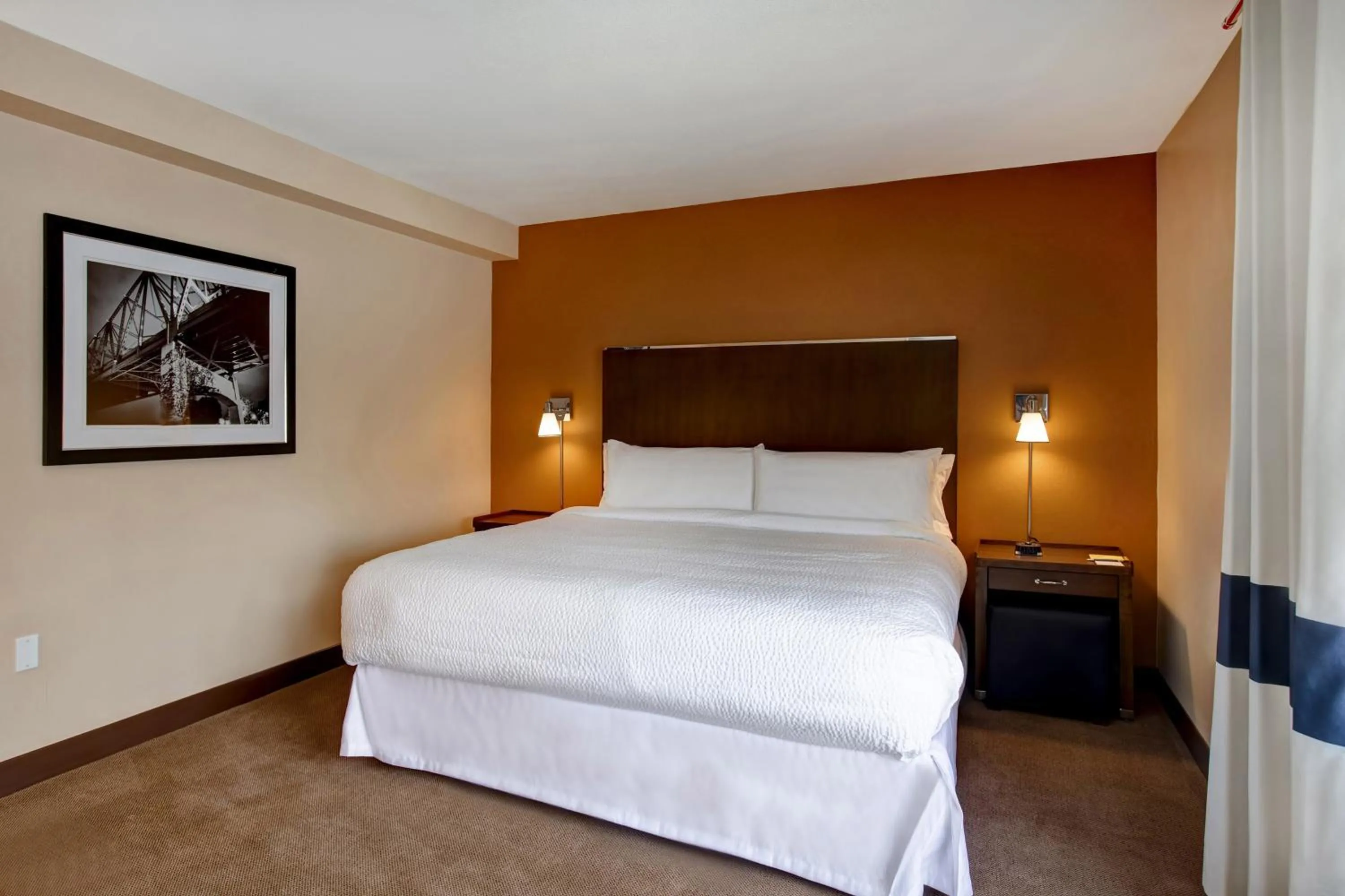 Photo of the whole room, Bed in Four Points by Sheraton Peoria