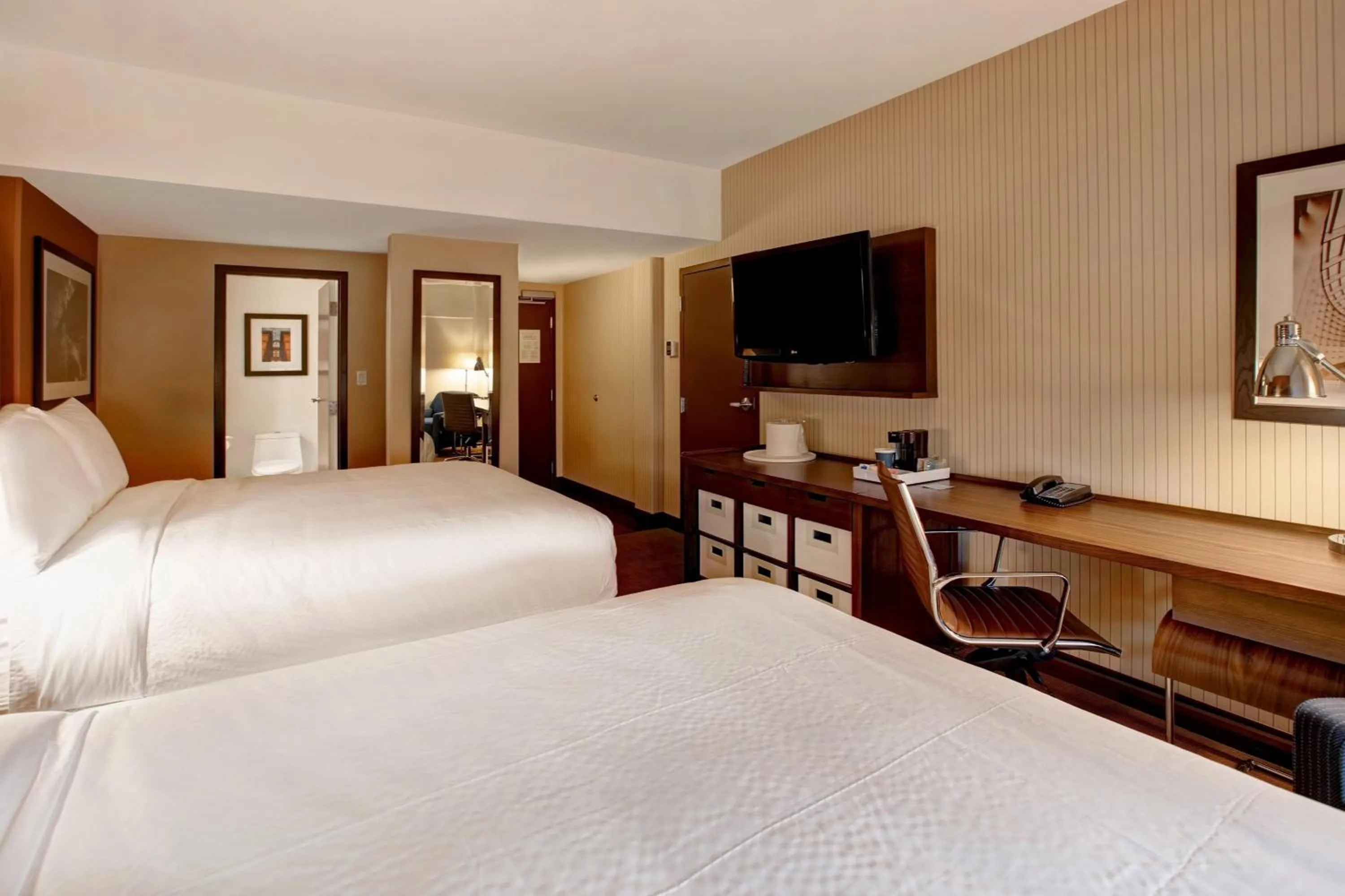 Photo of the whole room, Bed in Four Points by Sheraton Peoria