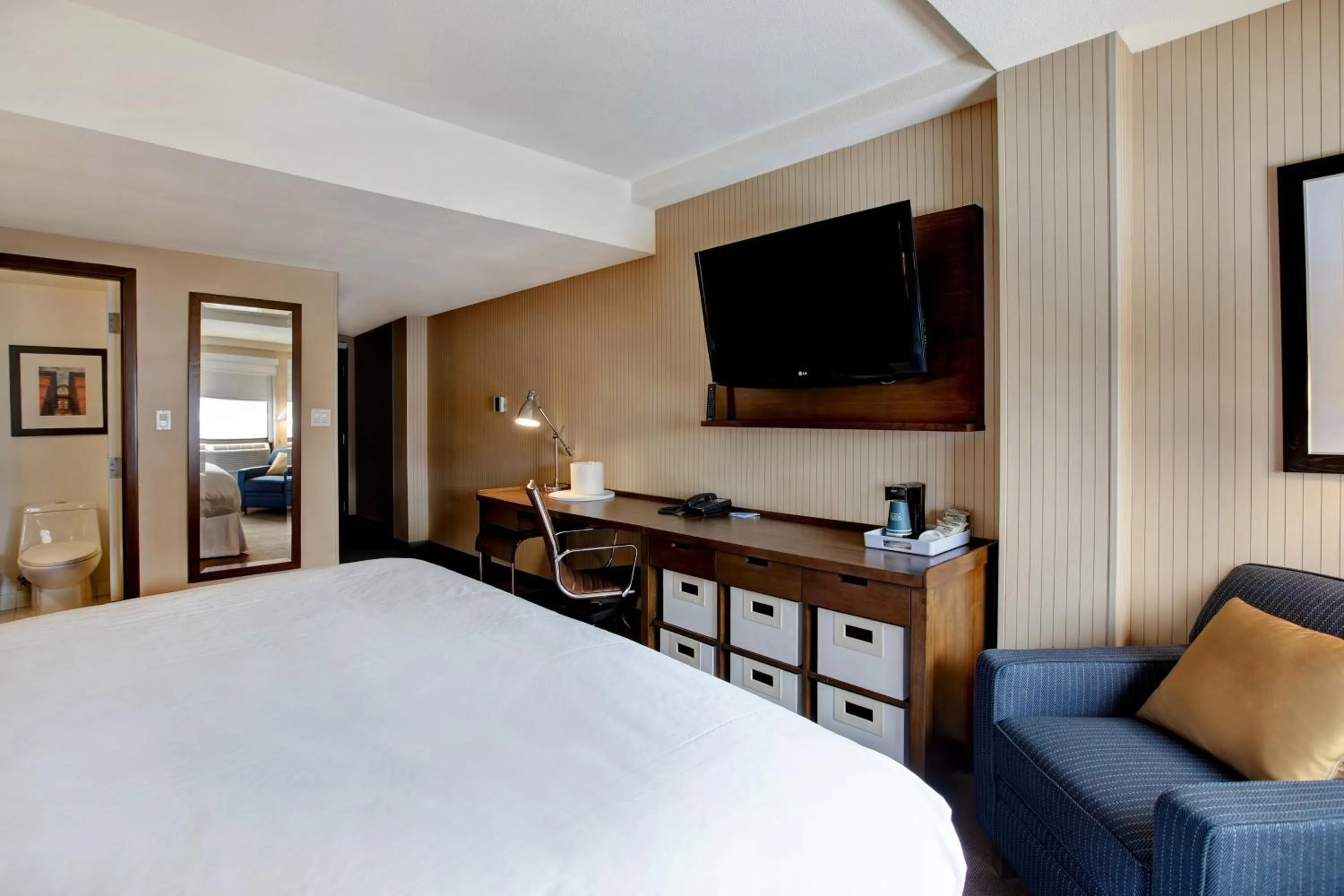 Photo of the whole room, Bed in Four Points by Sheraton Peoria