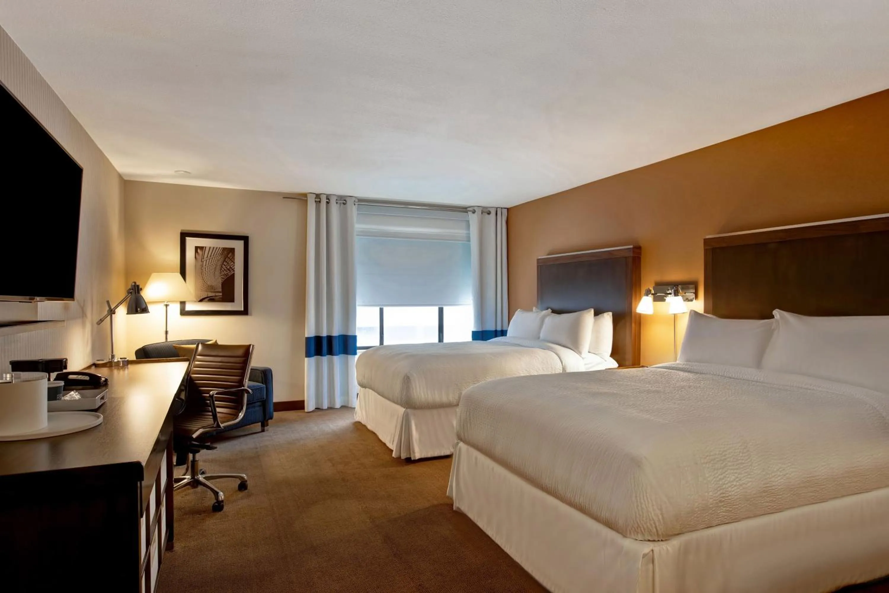 Photo of the whole room, Bed in Four Points by Sheraton Peoria