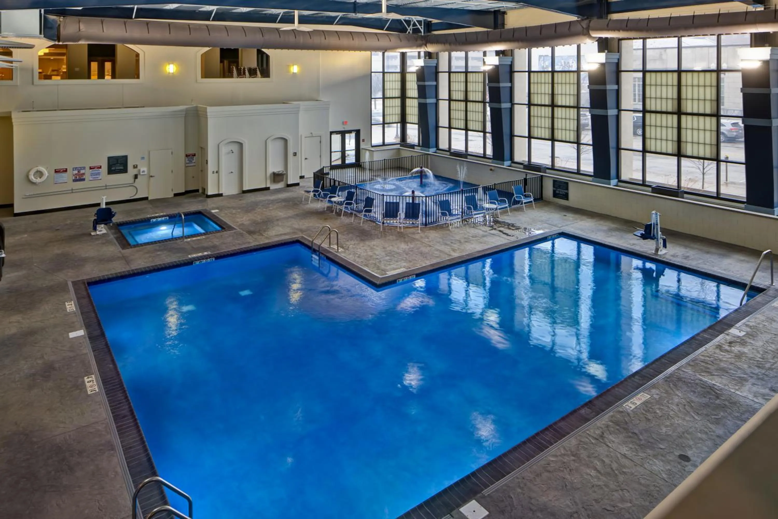 Swimming pool in Four Points by Sheraton Peoria
