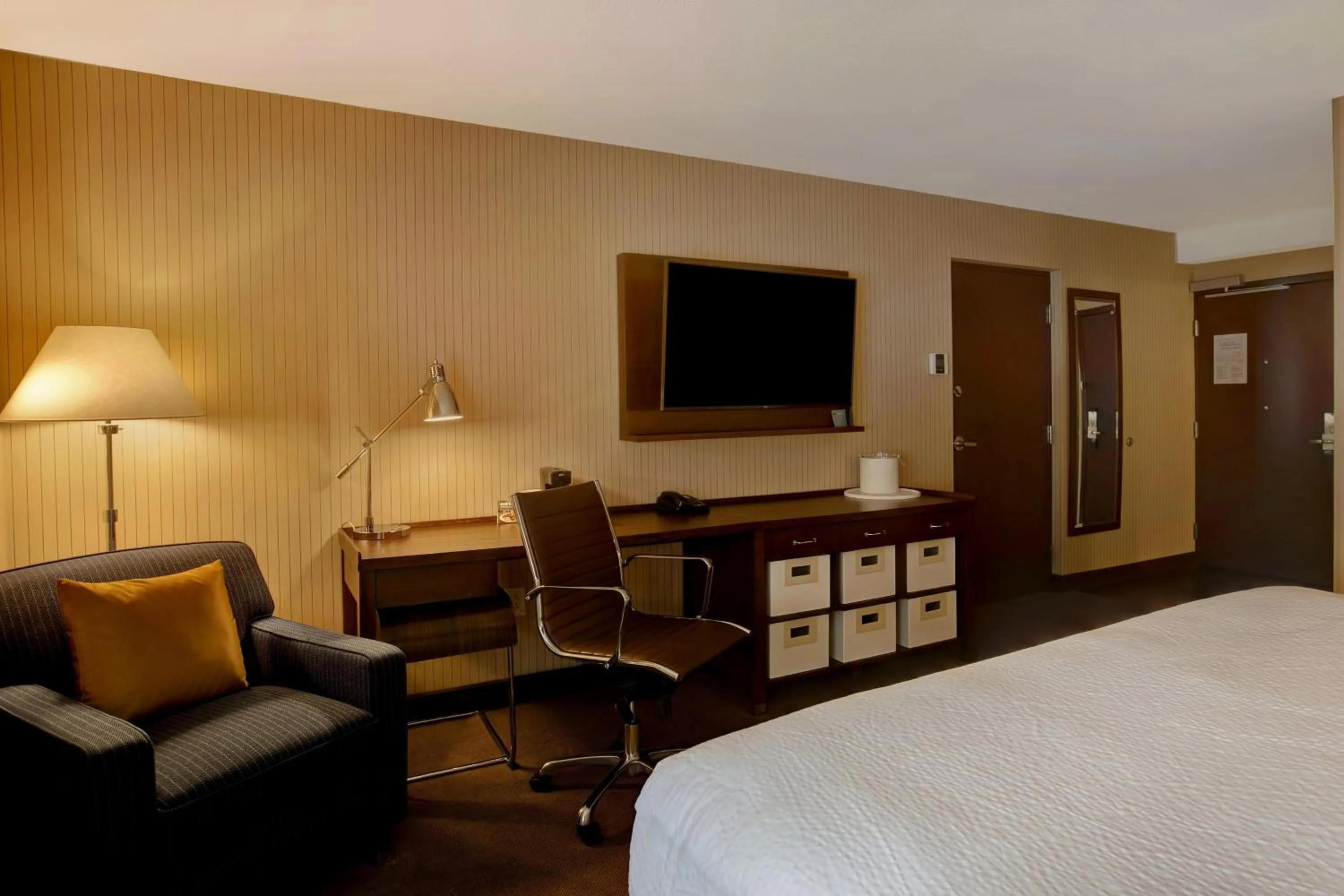 Photo of the whole room, Bed in Four Points by Sheraton Peoria