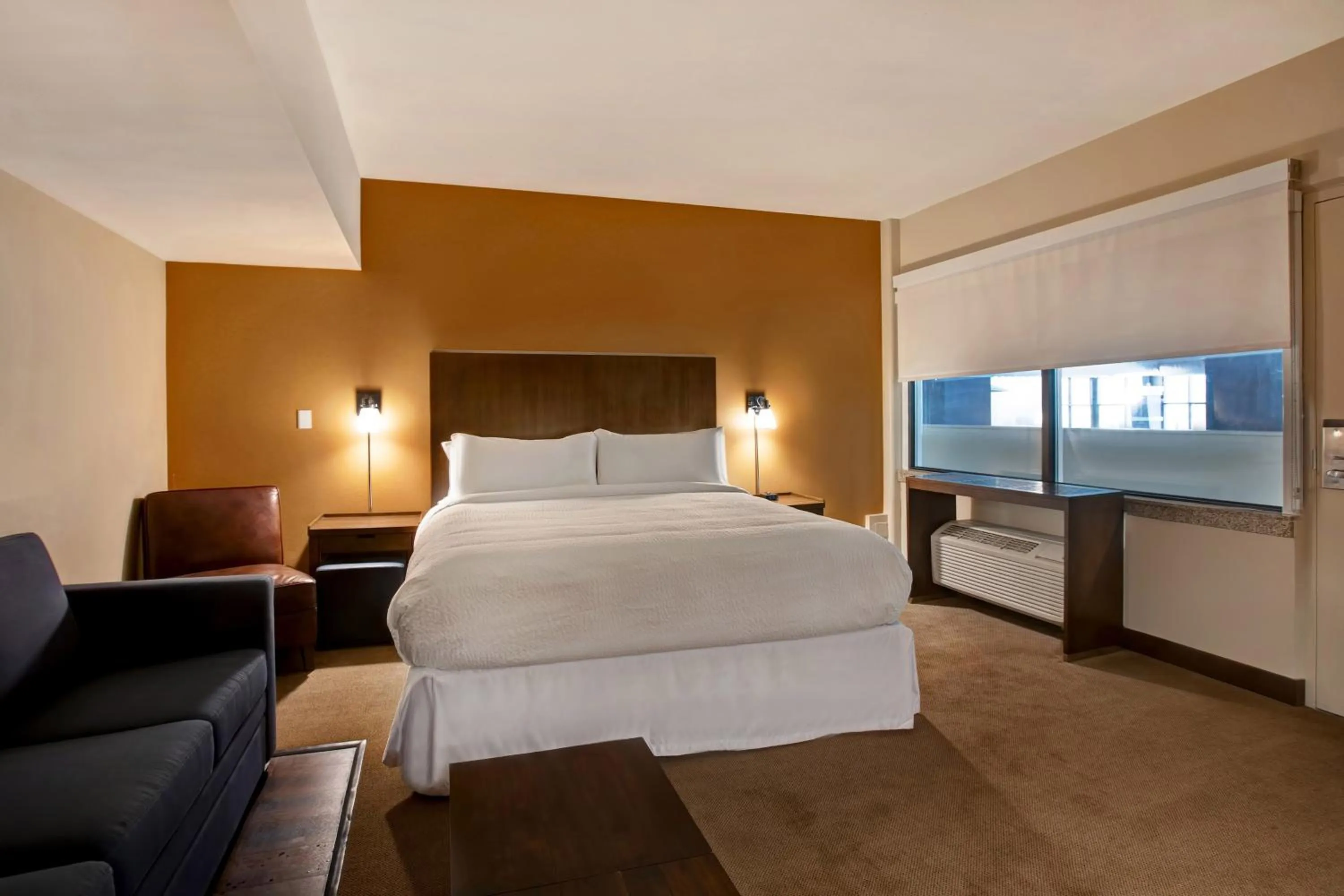 Photo of the whole room, Bed in Four Points by Sheraton Peoria