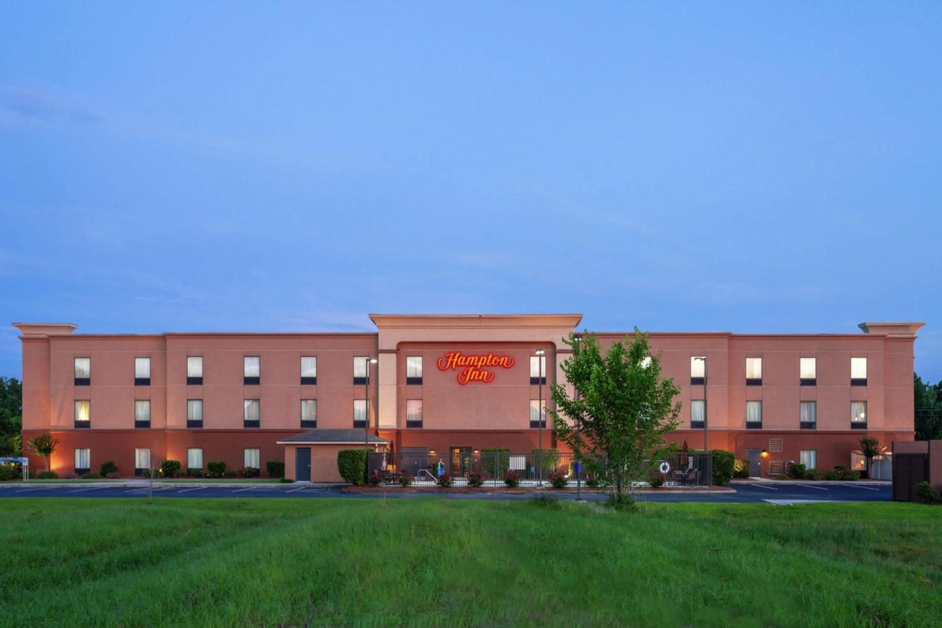 Property building in Hampton Inn Ozark
