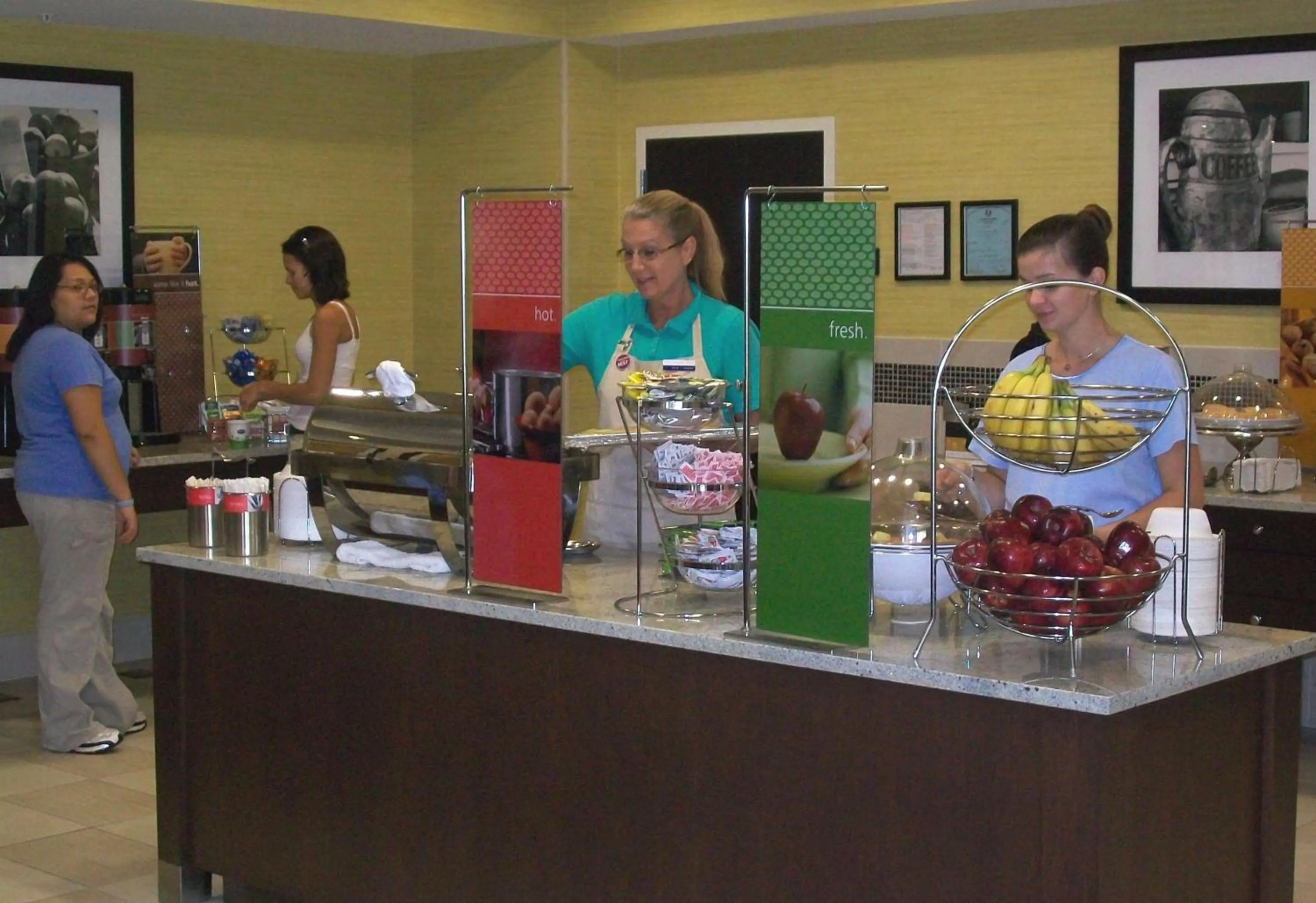 Dining area in Hampton Inn Ozark
