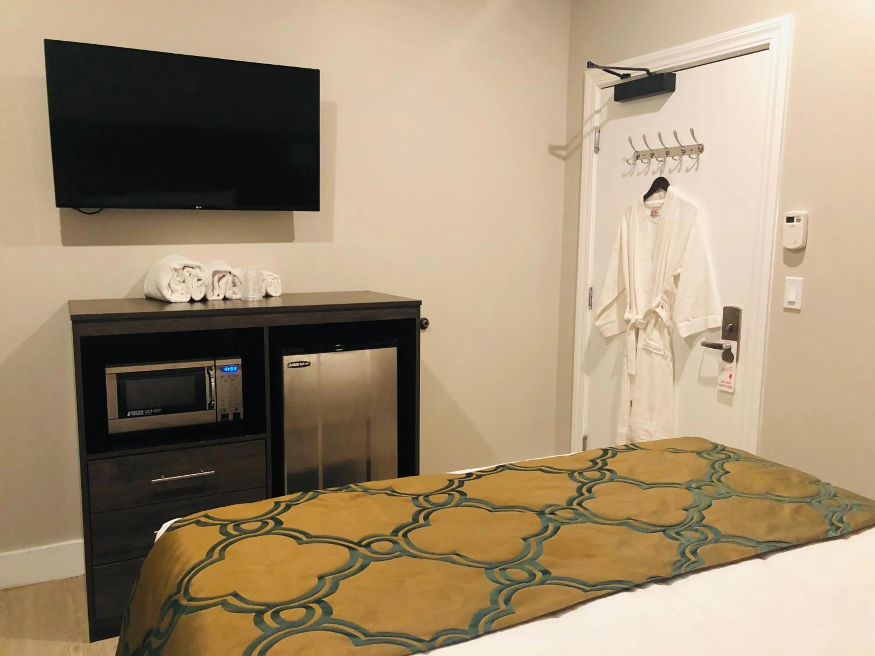 TV and multimedia, Bed in Bay Hotel