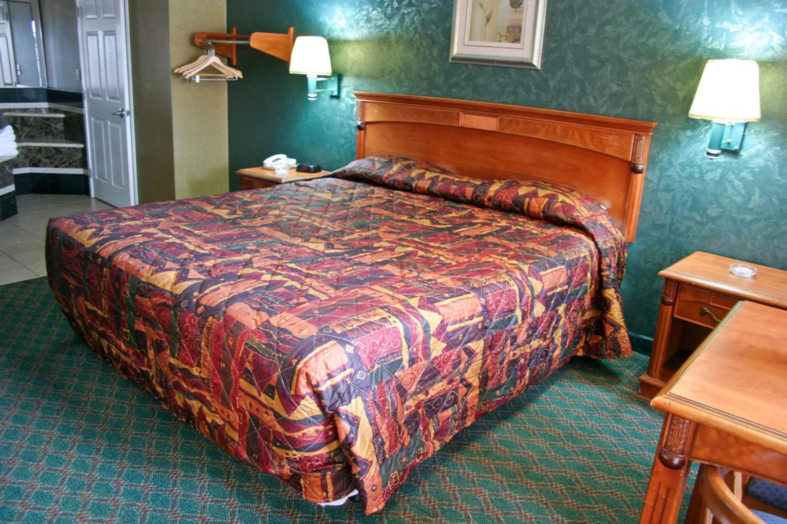 Bed in Crystal Inn Suites & Spas