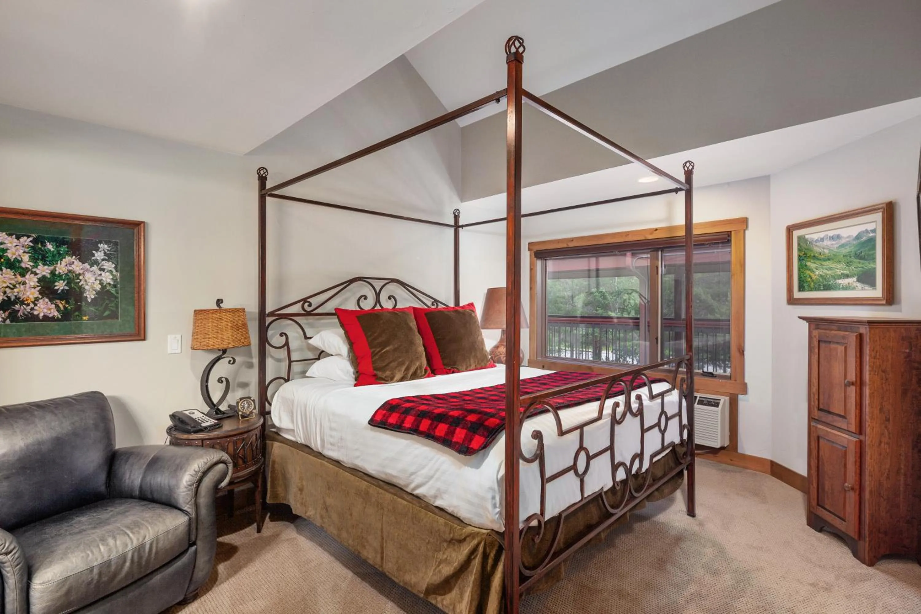 Bedroom, Bed in Lodge at Whitefish Lake