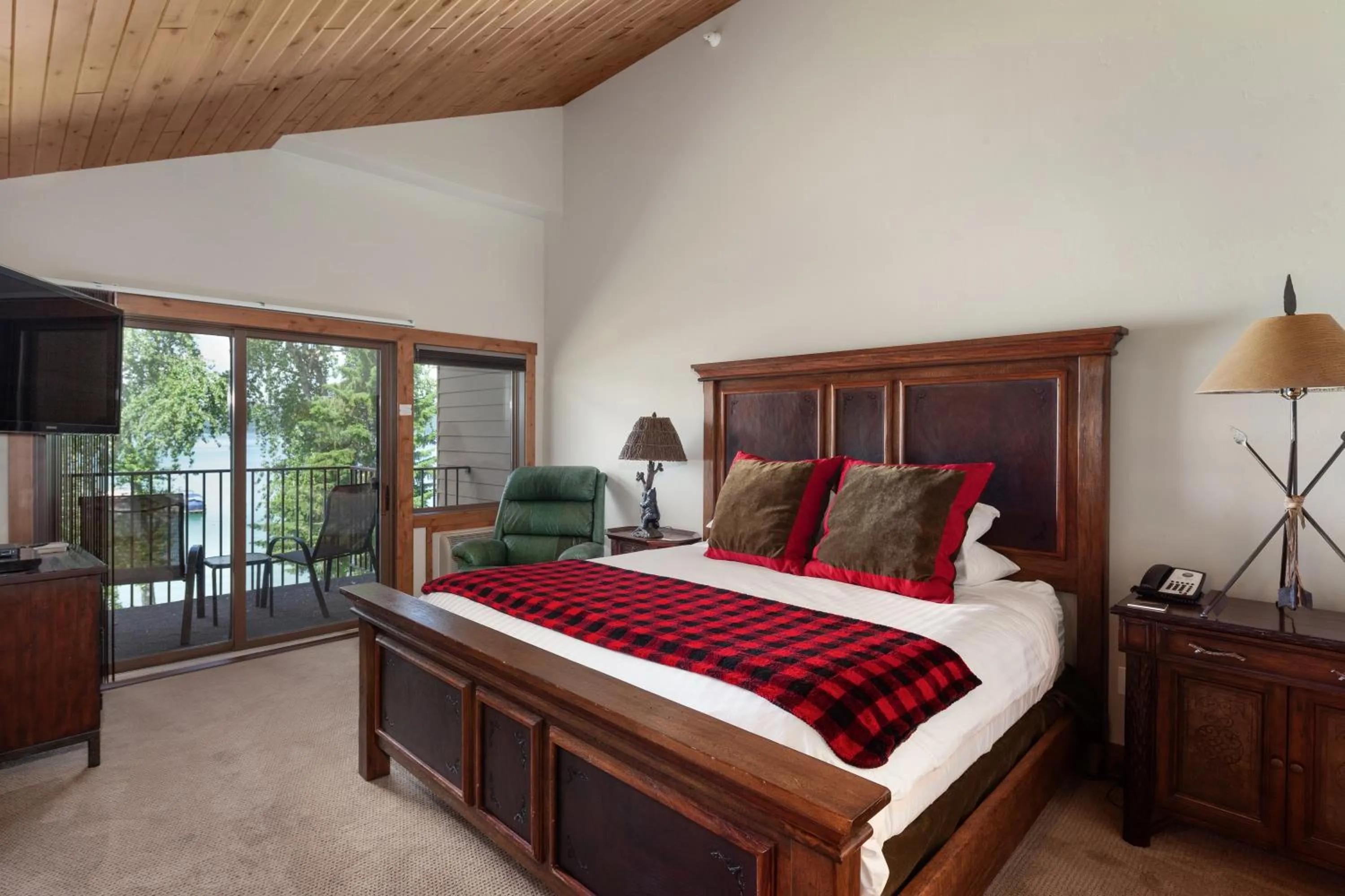 Balcony/Terrace, Bed in Lodge at Whitefish Lake