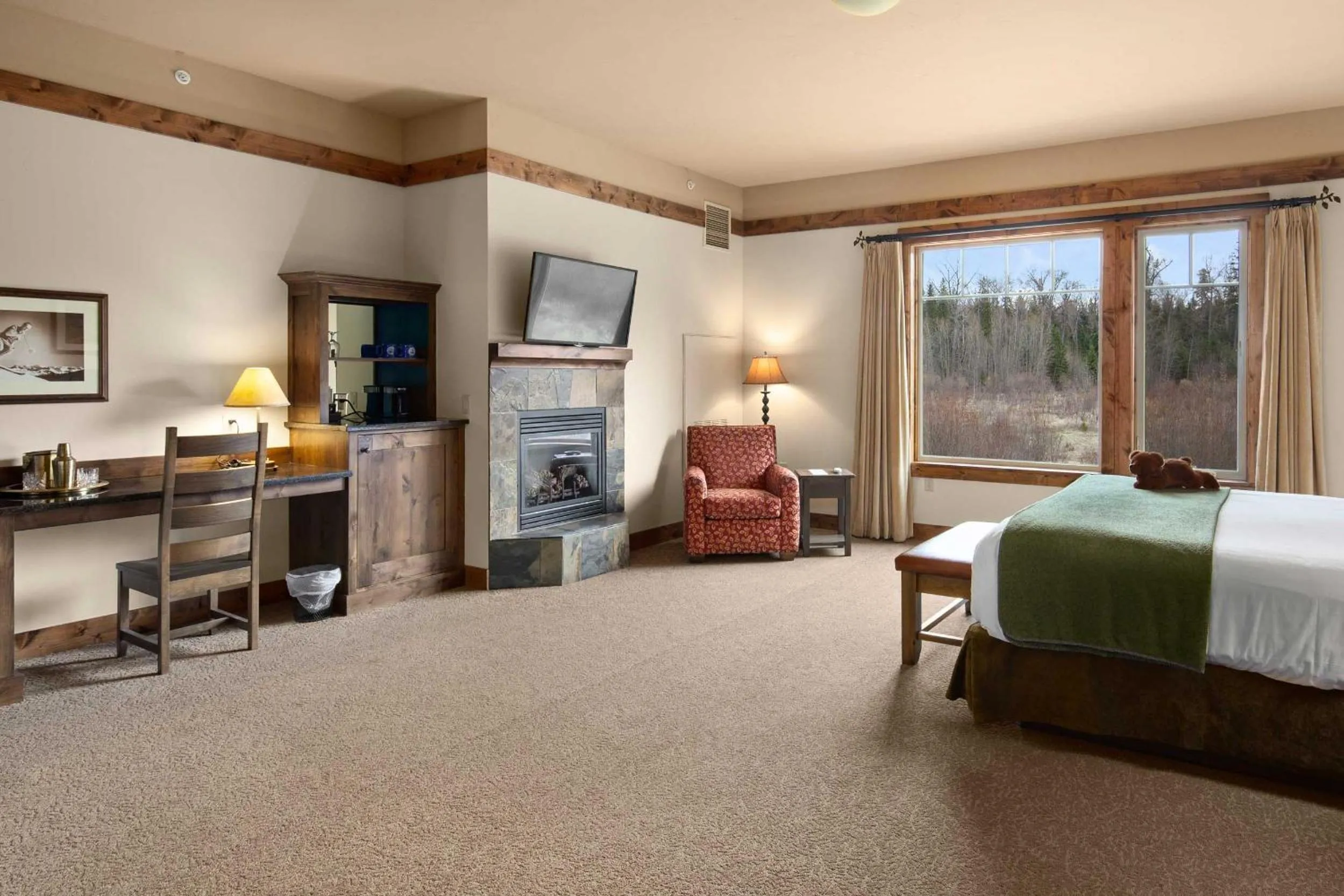 TV and multimedia, Bed in Lodge at Whitefish Lake