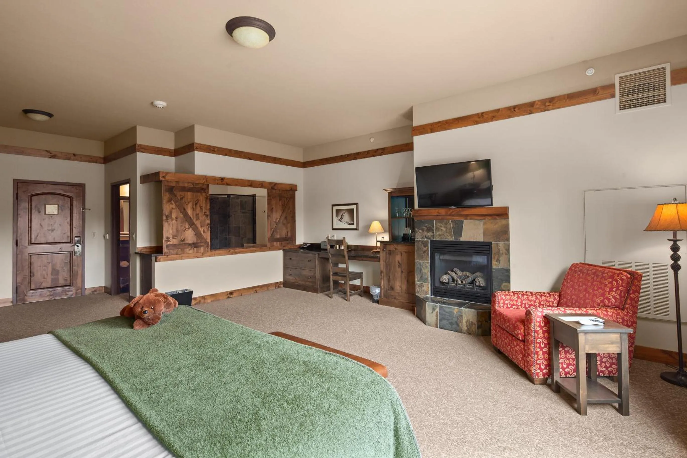 TV and multimedia, Bed in Lodge at Whitefish Lake