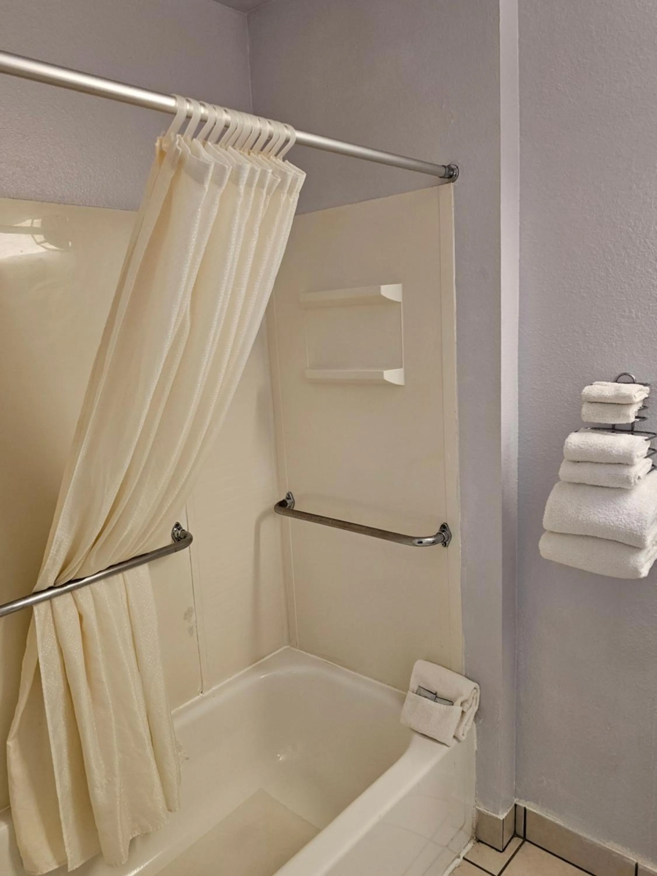 Bath in Sumner Motor Inn