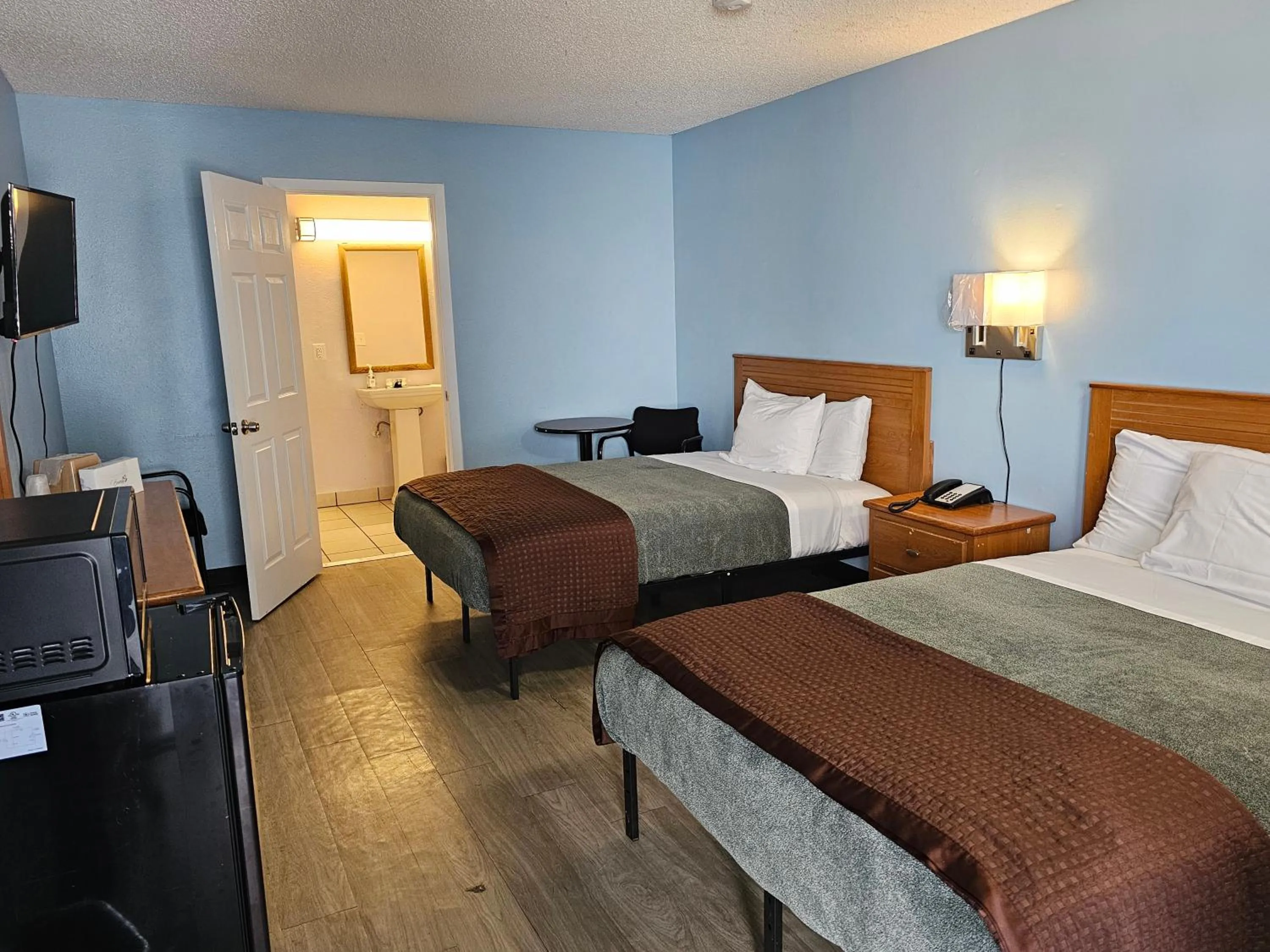 Photo of the whole room, Bed in Sumner Motor Inn