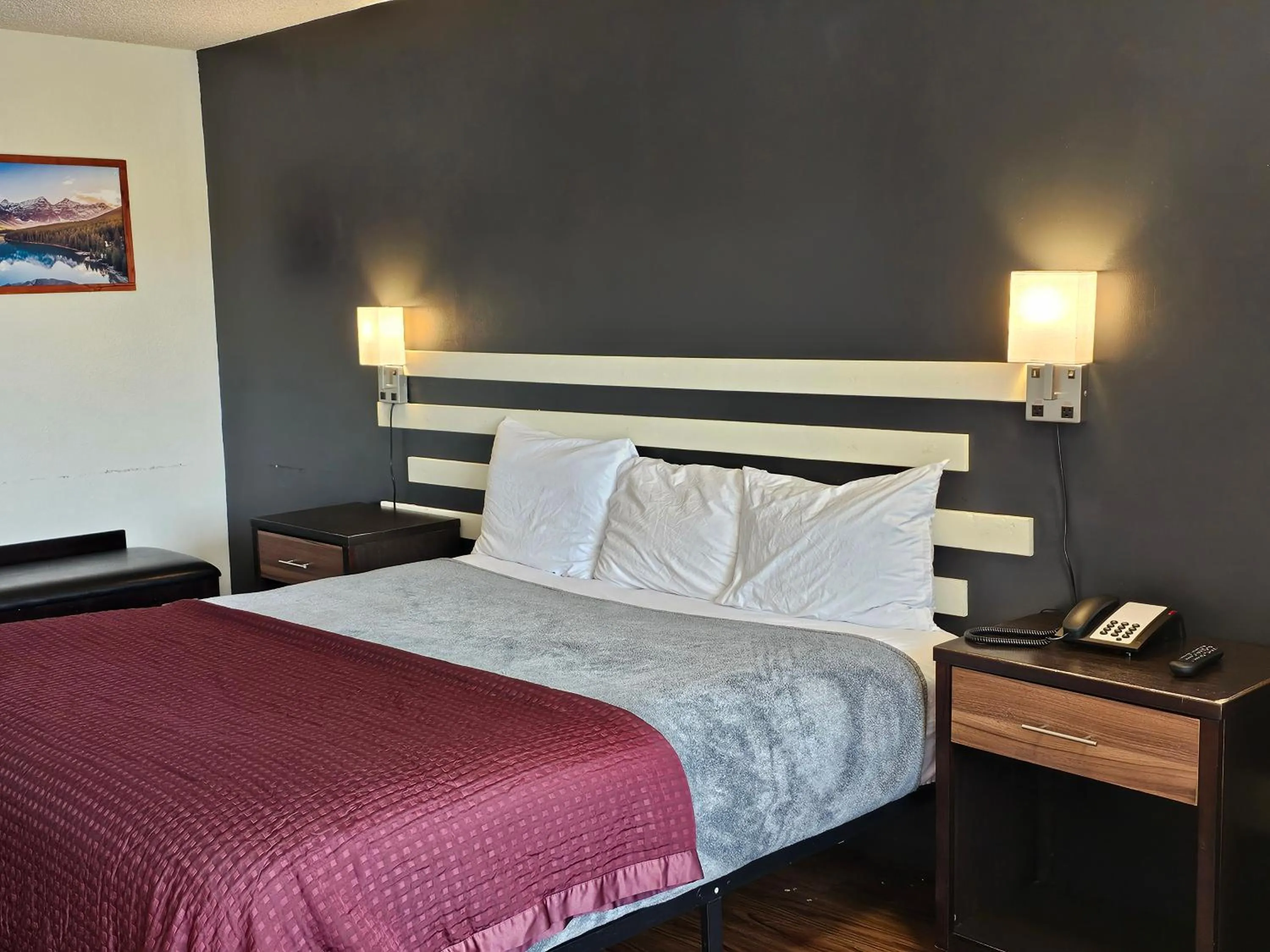 Bed in Sumner Motor Inn