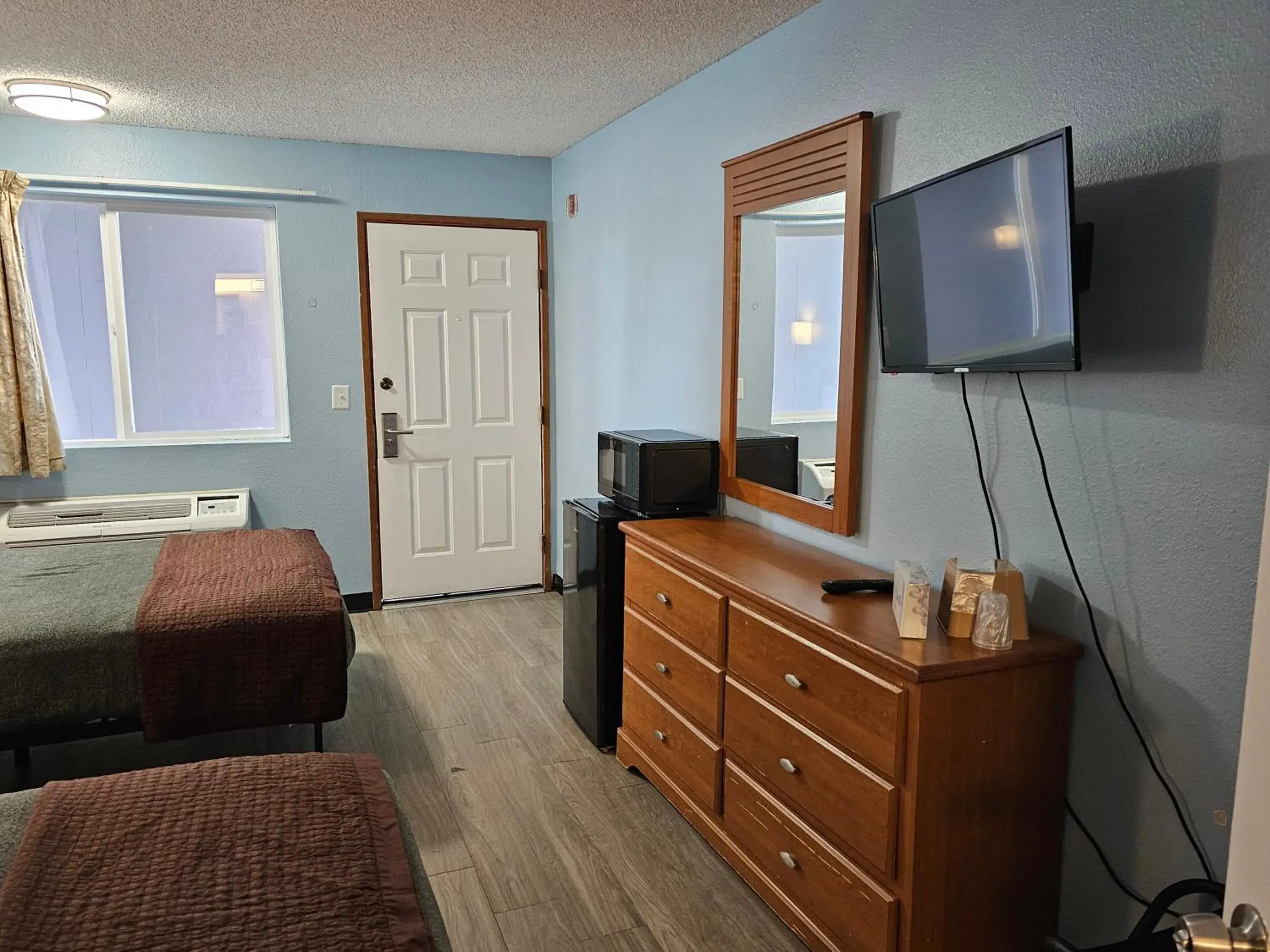 TV and multimedia, Bed in Sumner Motor Inn TV and multimedia, Bed in Sumner Motor Inn