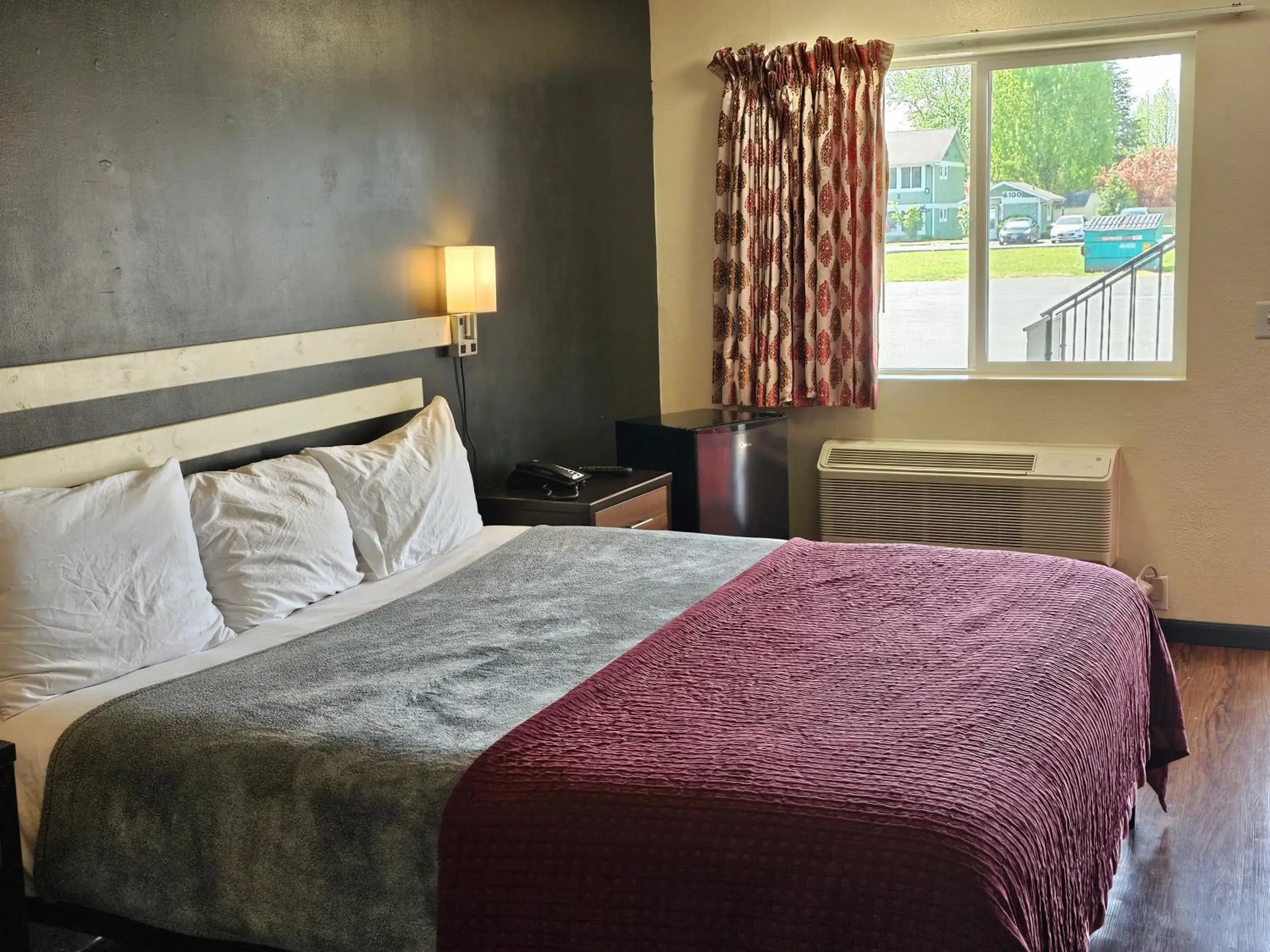 Bed in Sumner Motor Inn Bed in Sumner Motor Inn