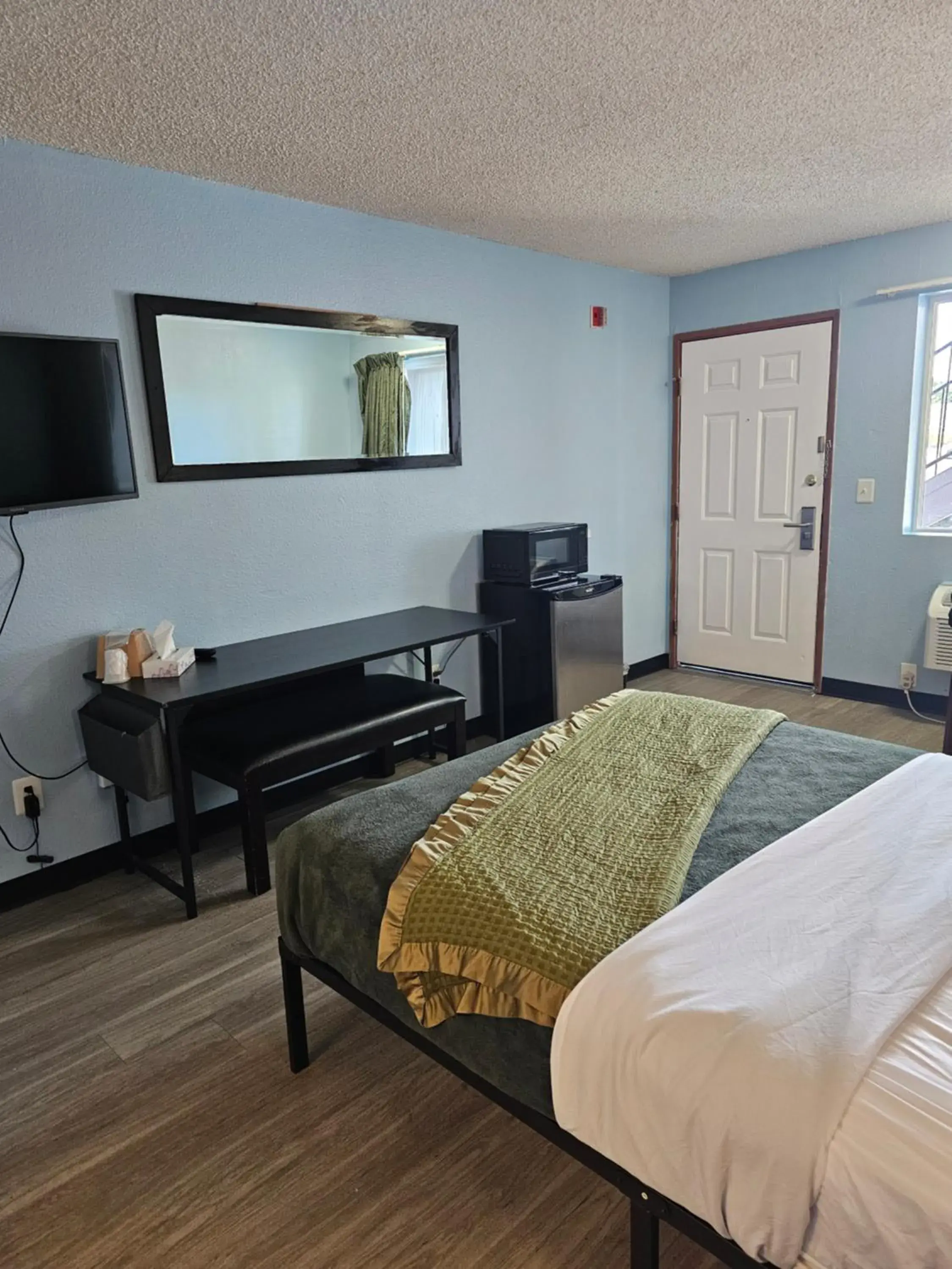 Photo of the whole room, Bed in Sumner Motor Inn Photo of the whole room, Bed in Sumner Motor Inn