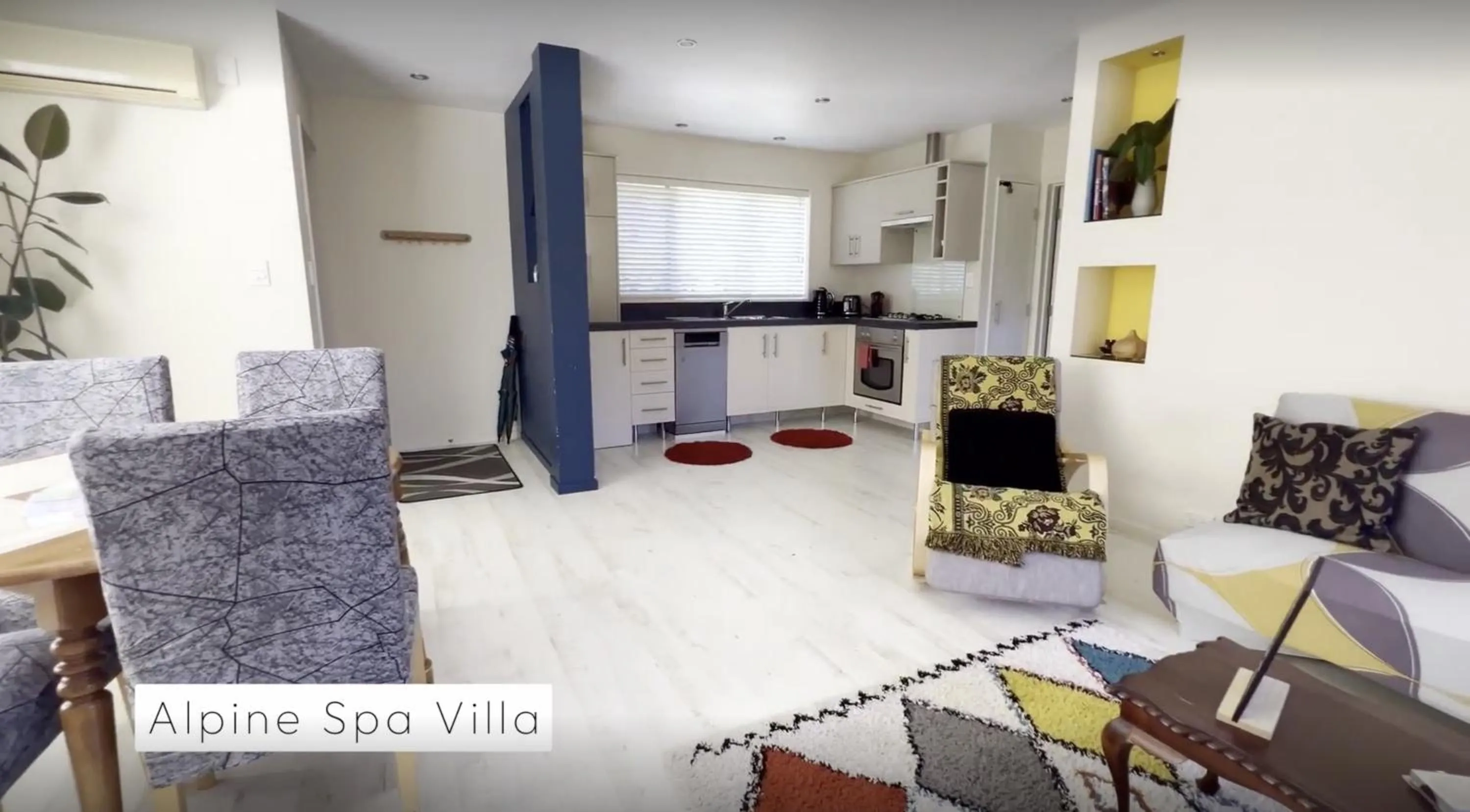 Kitchen or kitchenette in Vibrant Living Retreat