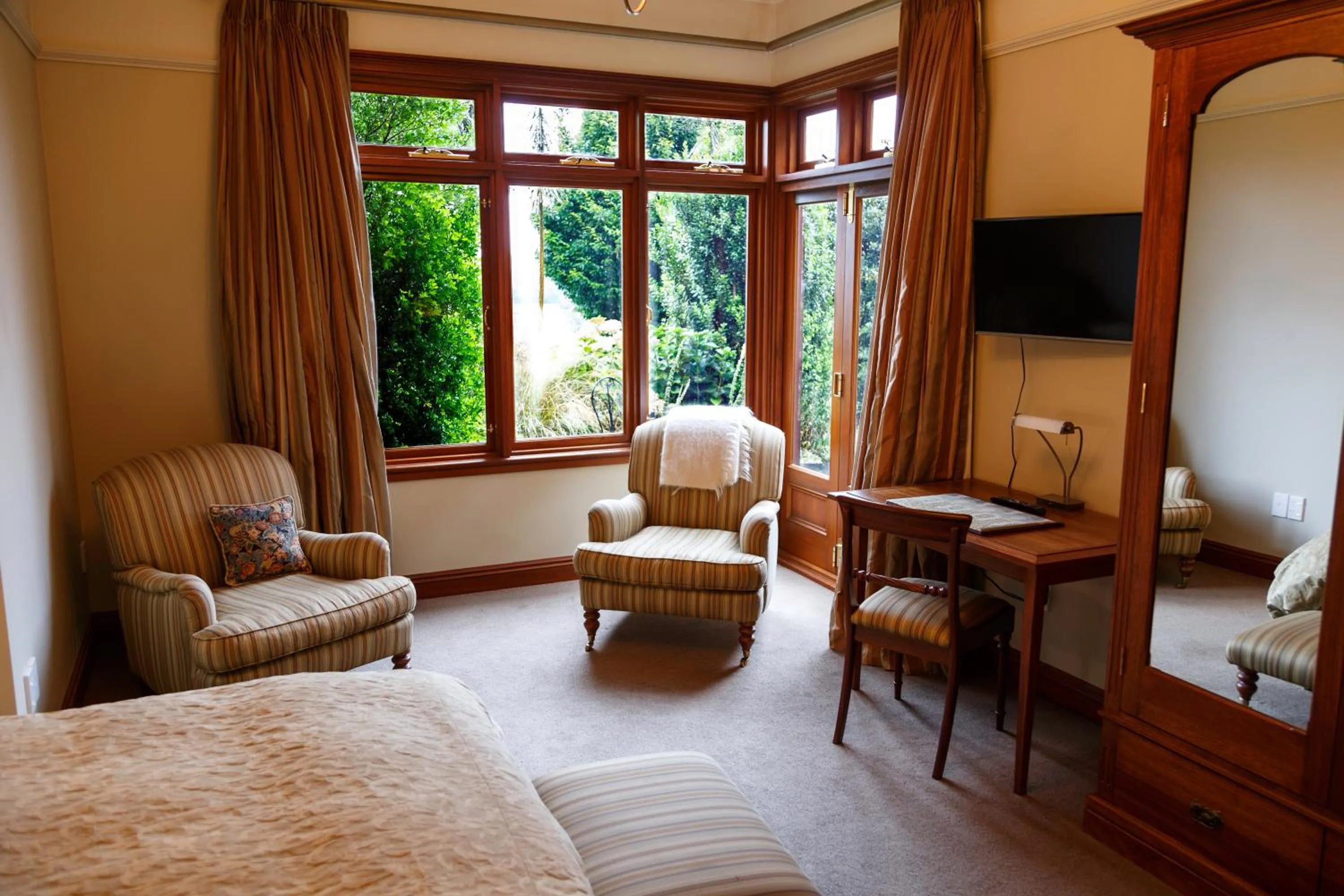 Photo of the whole room, Bed in Lake Karapiro Lodge