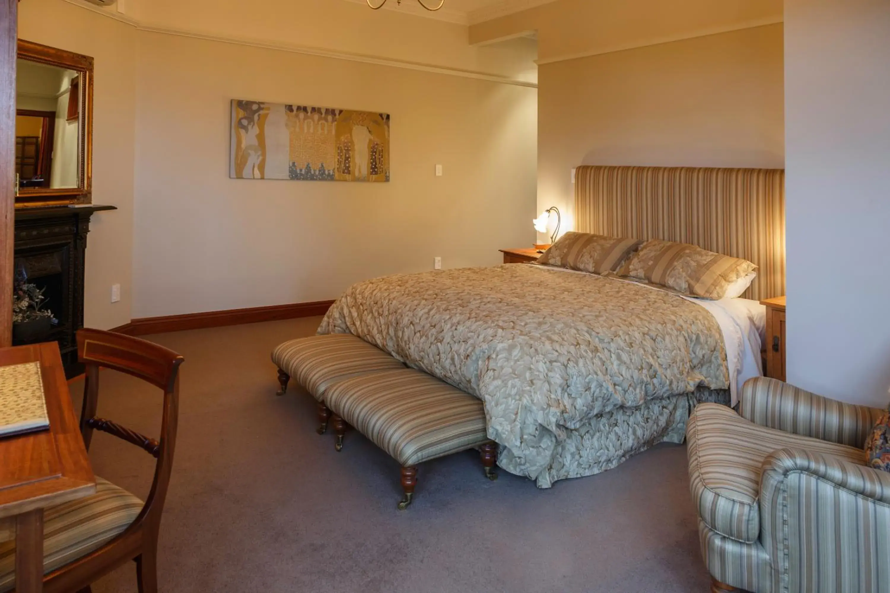 Photo of the whole room, Bed in Lake Karapiro Lodge Photo of the whole room, Bed in Lake Karapiro Lodge