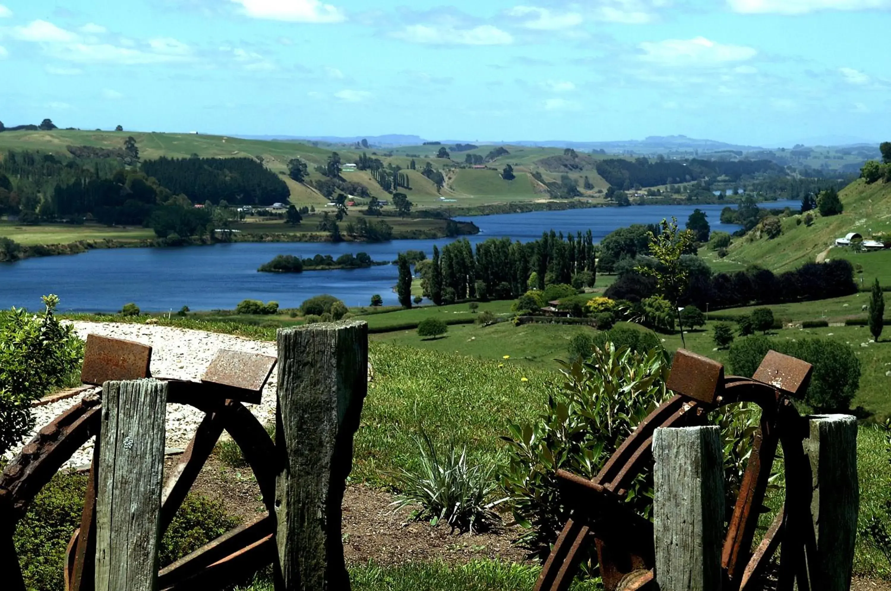 Garden view in Lake Karapiro Lodge Garden view in Lake Karapiro Lodge