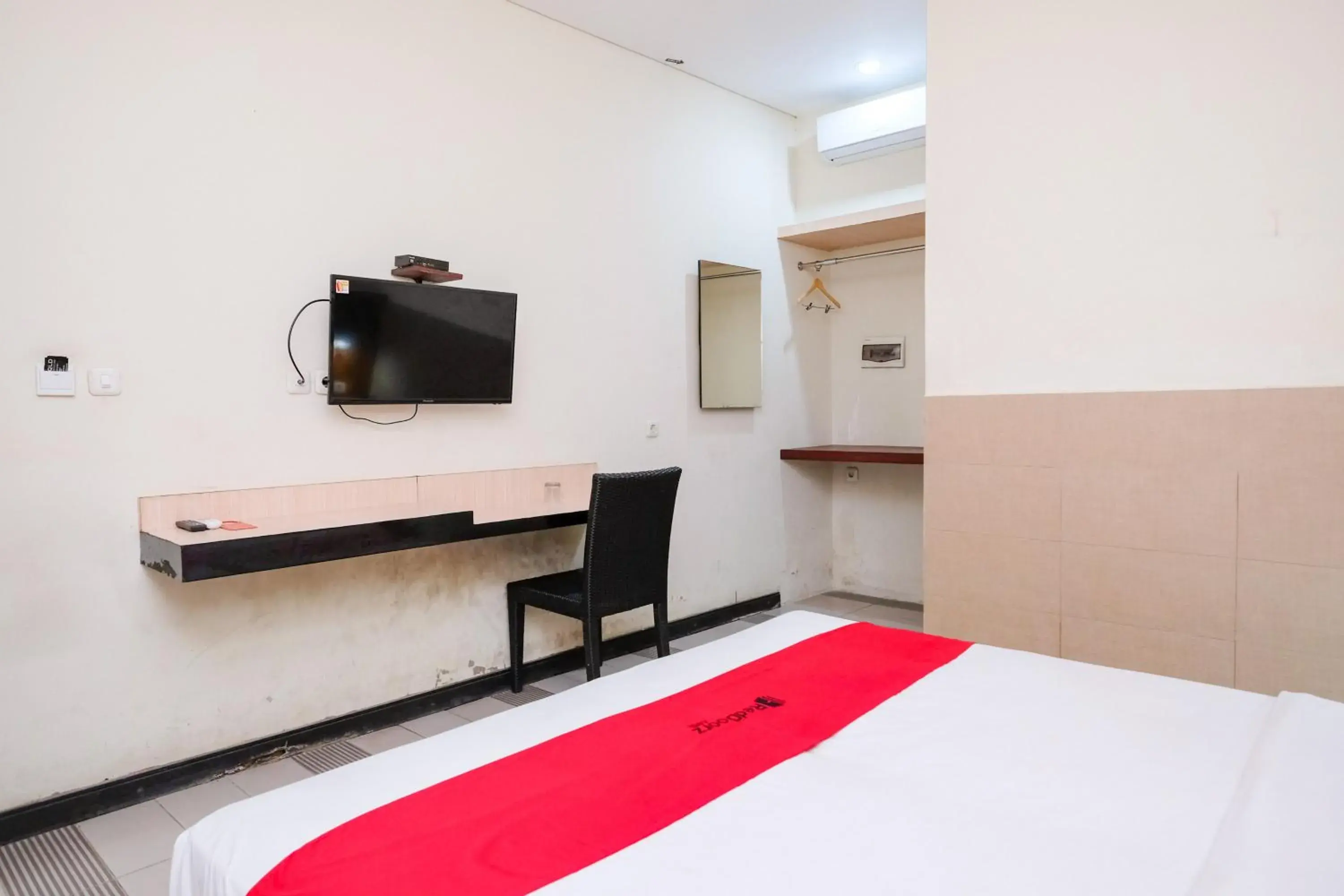 Bedroom, Bed in RedDoorz near Legian Street Bedroom, Bed in RedDoorz near Legian Street