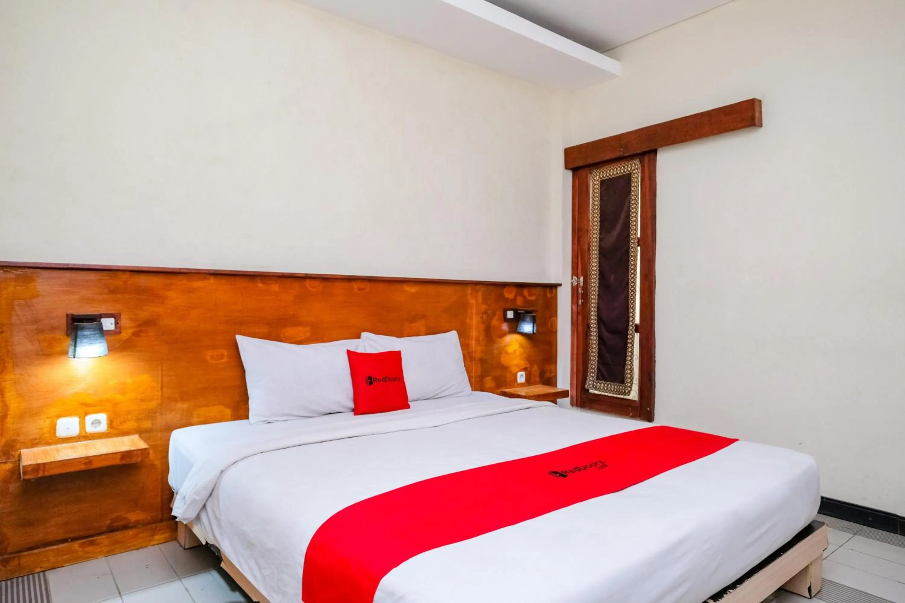 Bedroom, Bed in RedDoorz near Legian Street