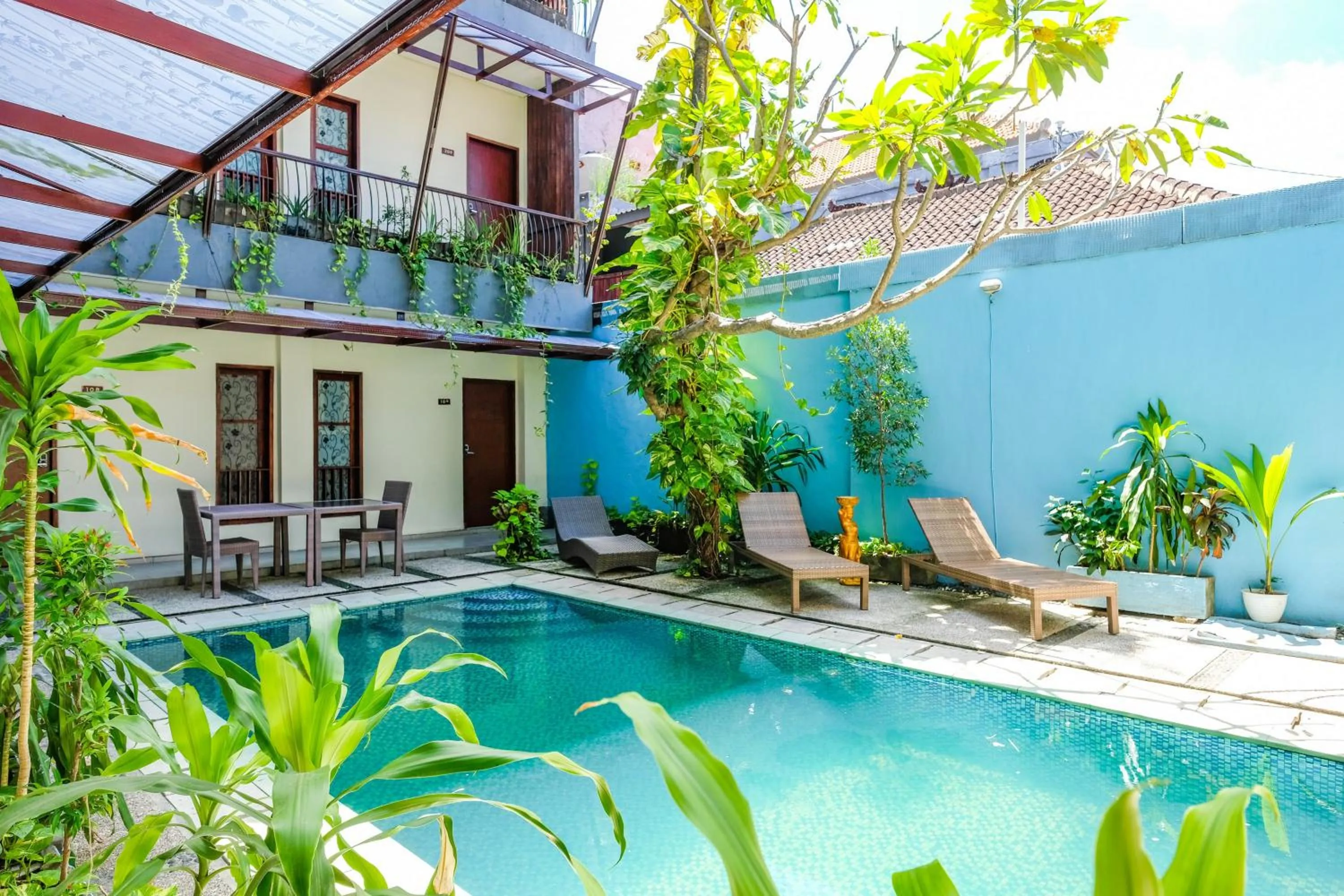 Swimming pool in RedDoorz near Legian Street