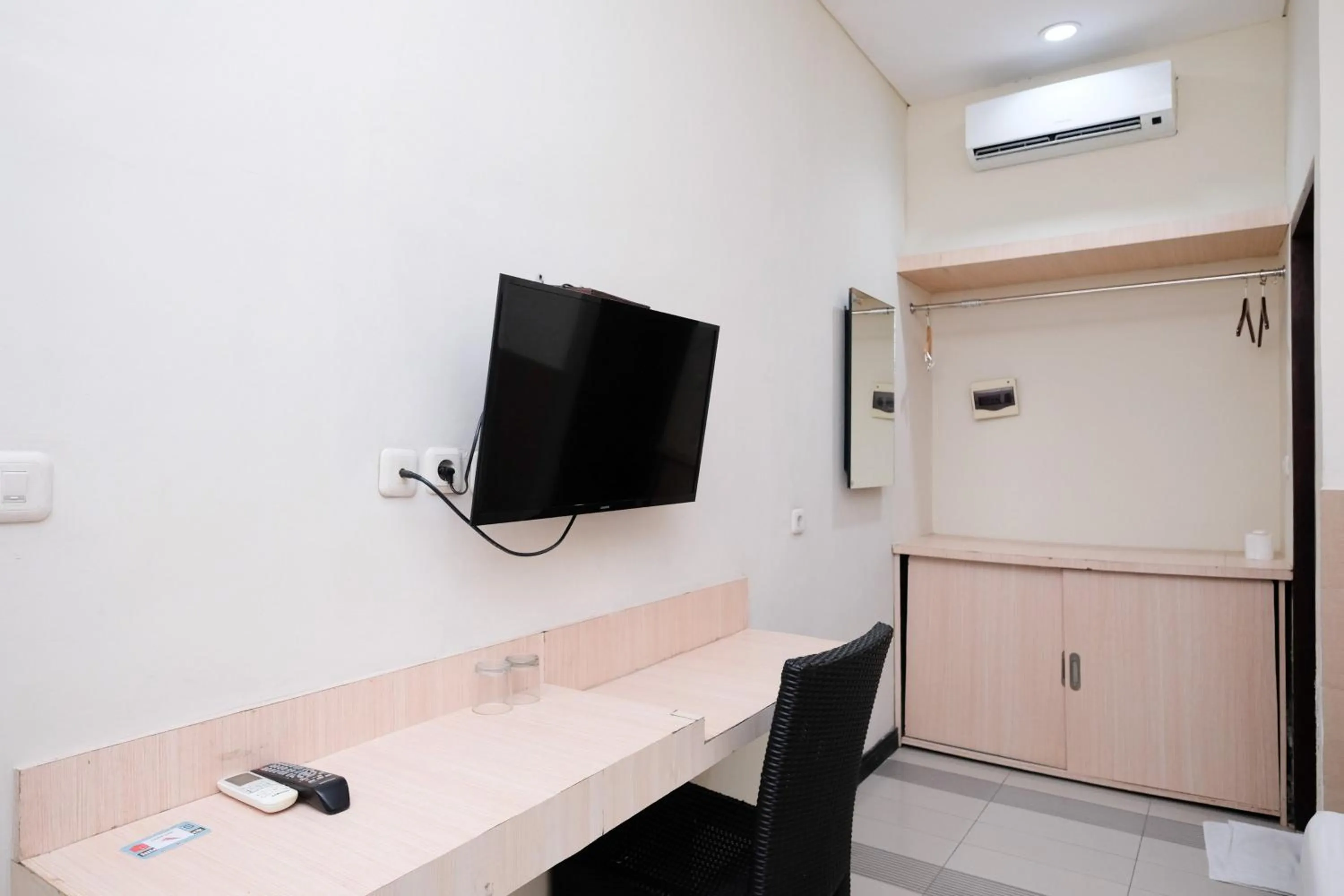 TV and multimedia in RedDoorz near Legian Street