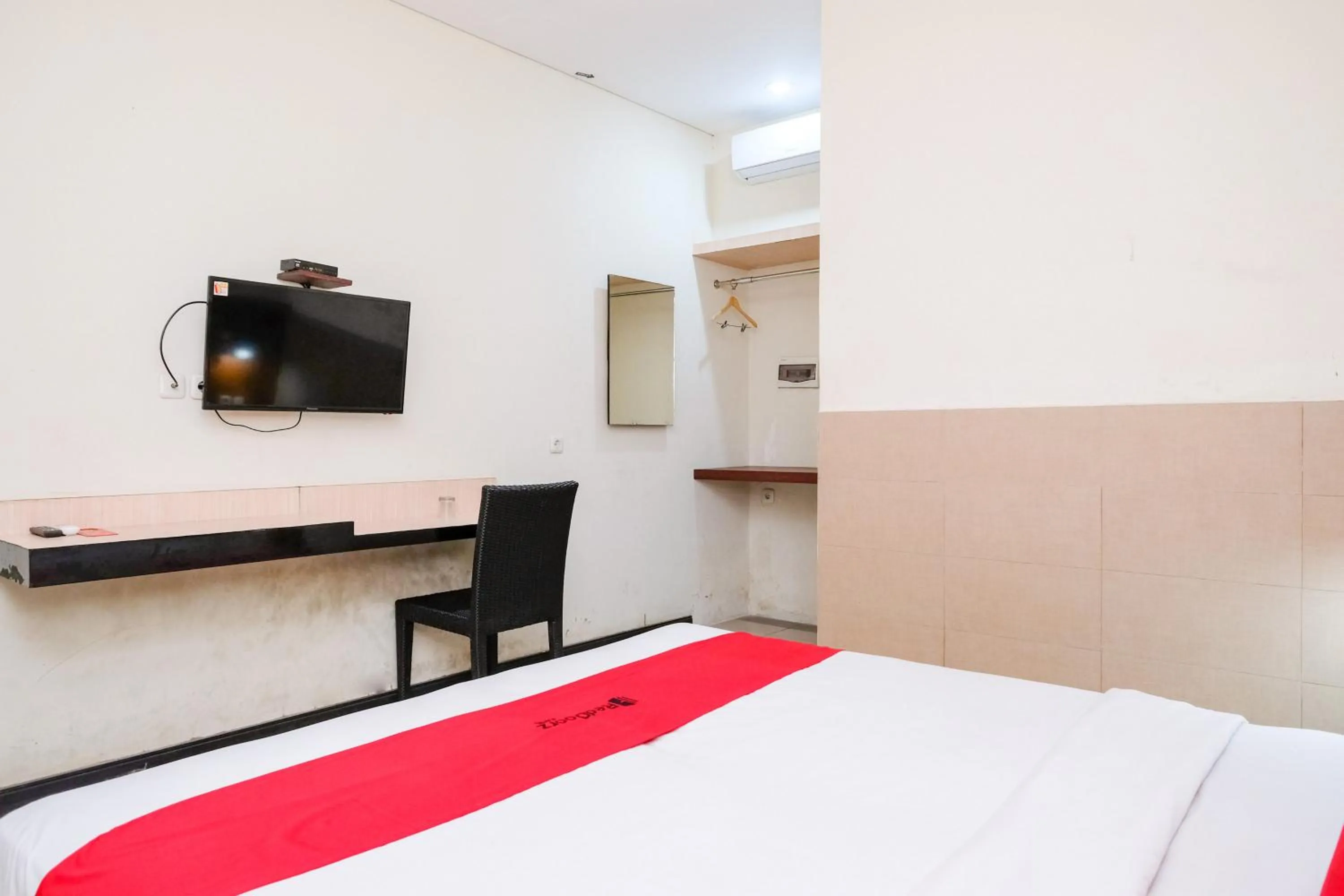 Bedroom, Bed in RedDoorz near Legian Street