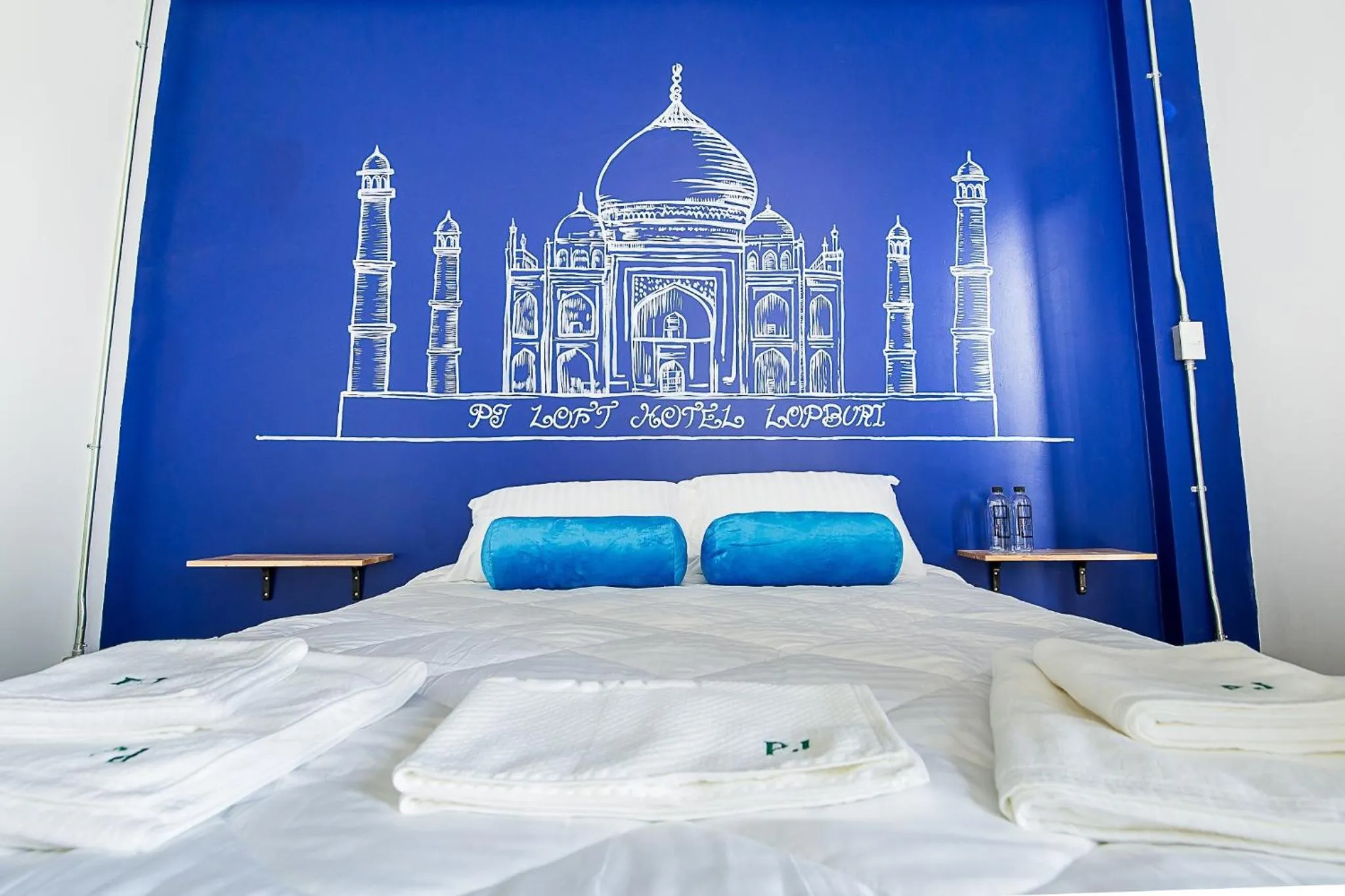 Bed in PJ Loft Hotel