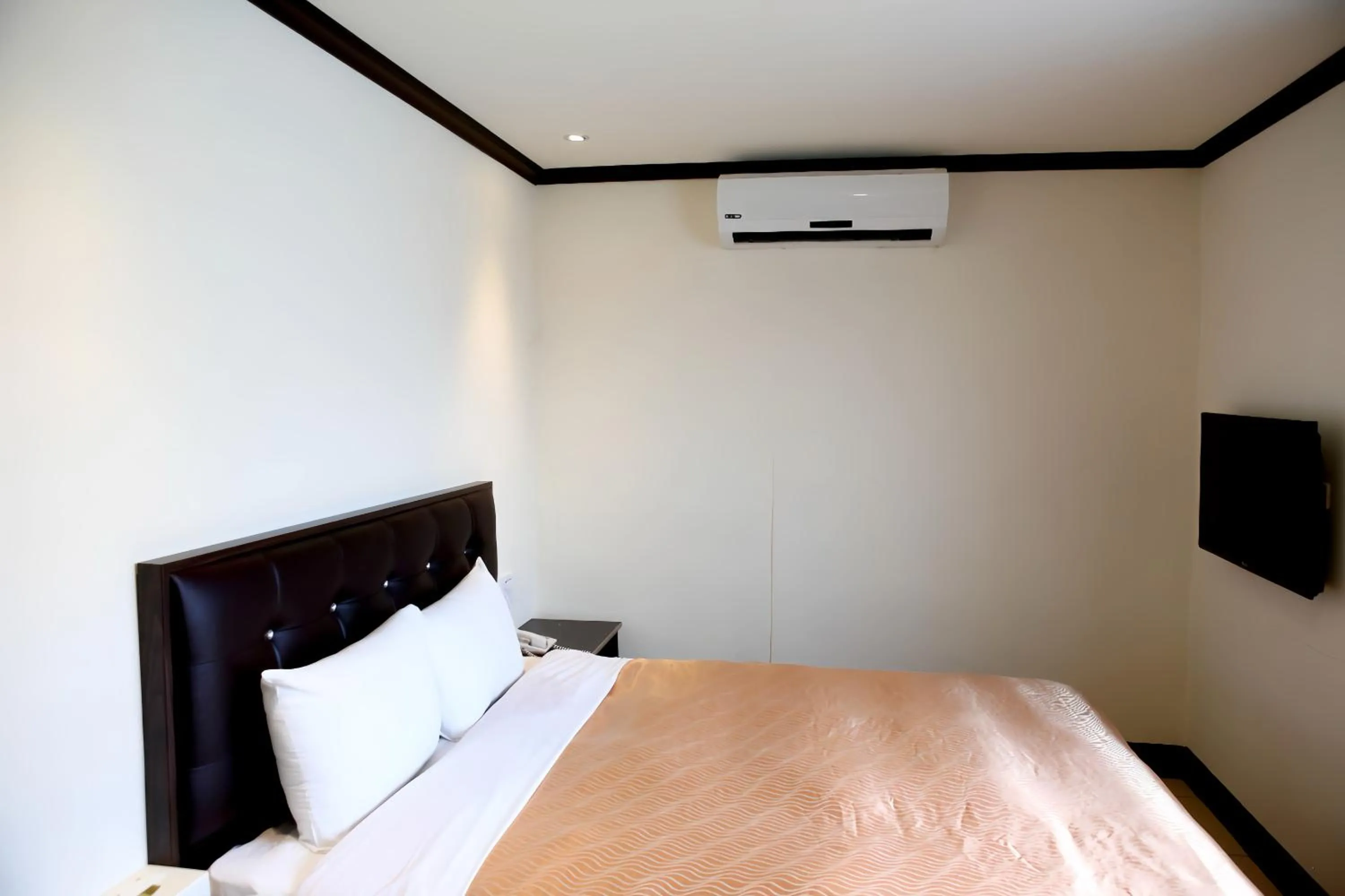 Holiday Business Hotel