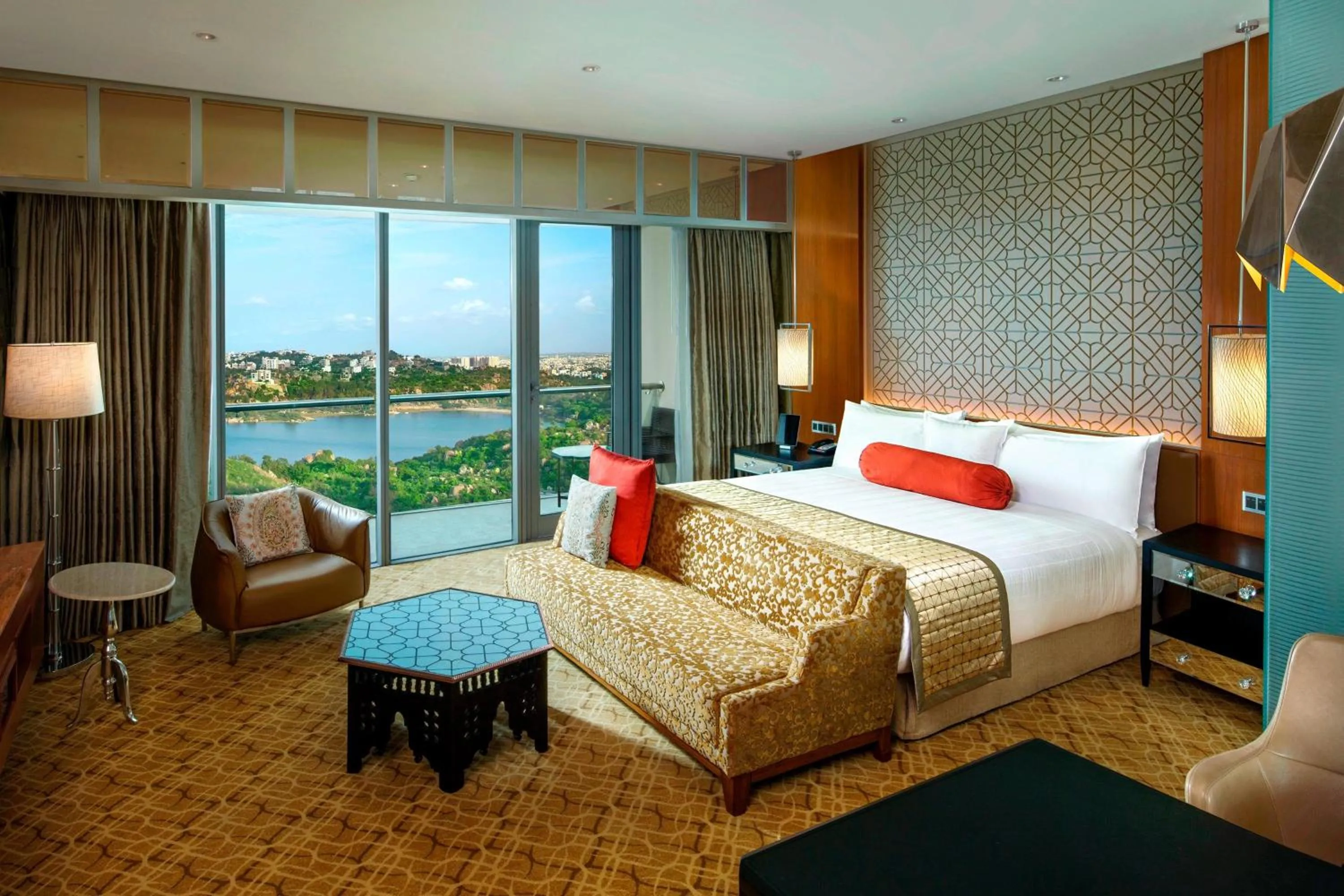 Photo of the whole room, Bed in ITC Kohenur, a Luxury Collection Hotel, Hyderabad