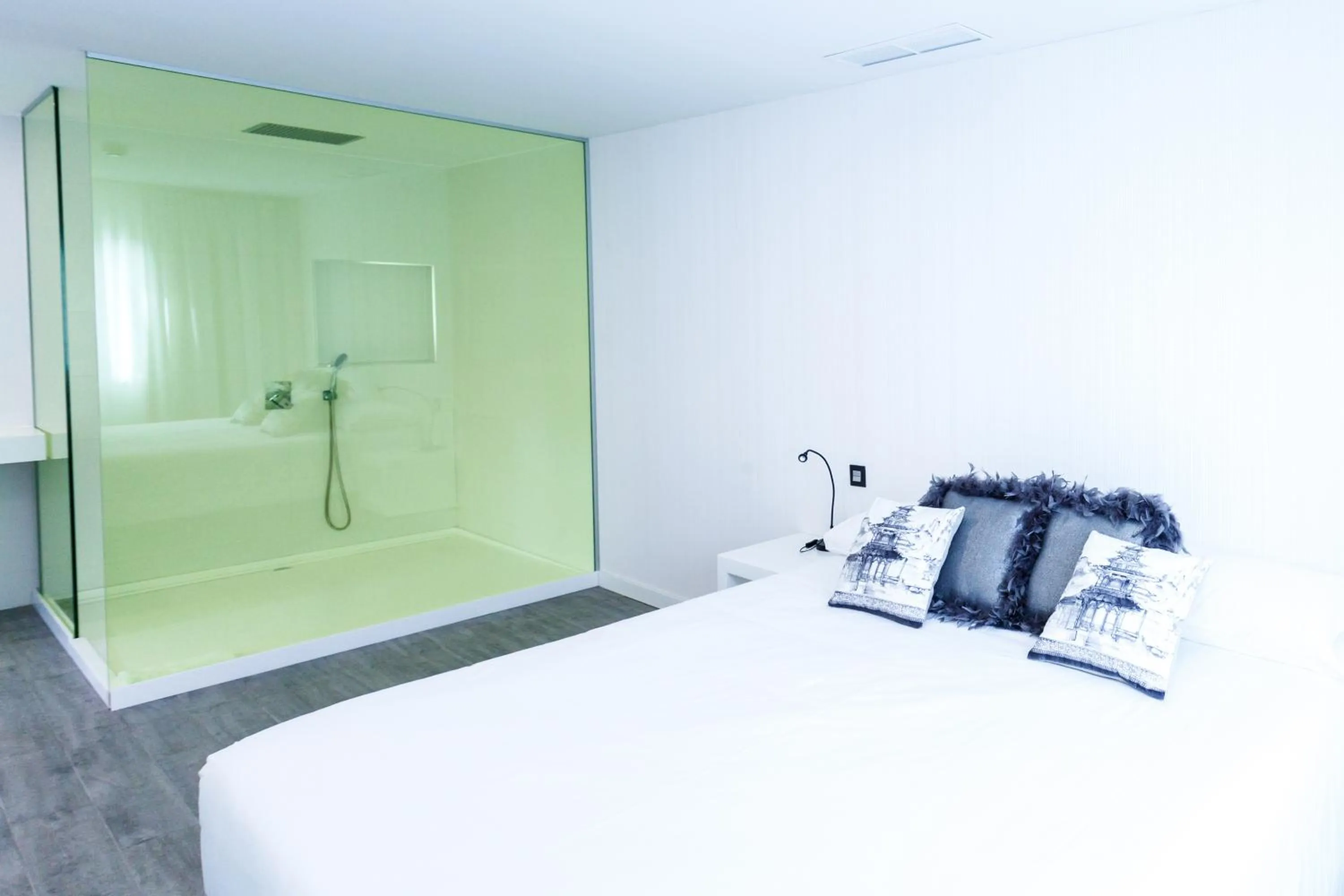 Shower, Bed in Seven Hotel & Wellness - Gay Men Only