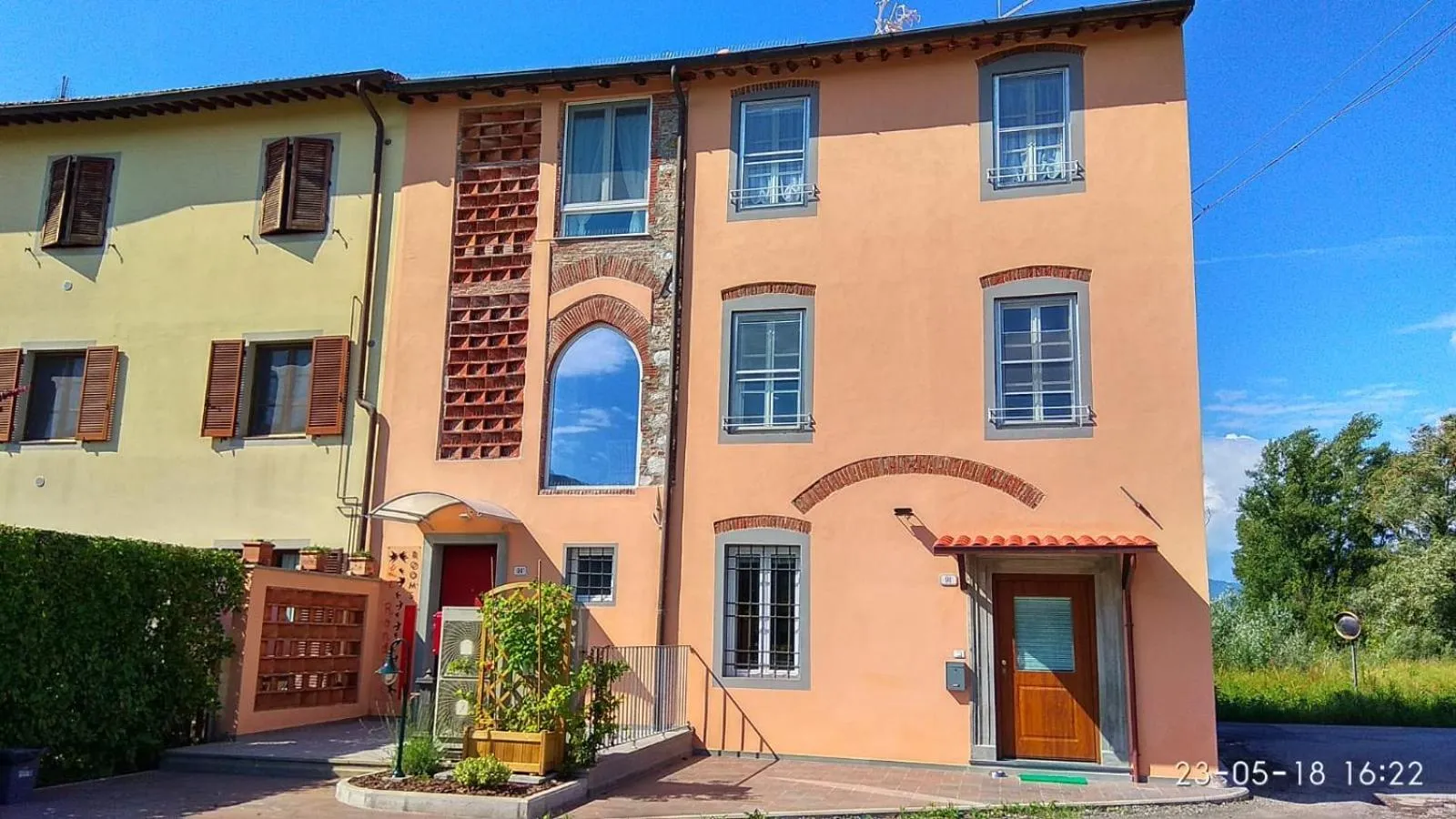 Facade/entrance in Le rondini di San Donato