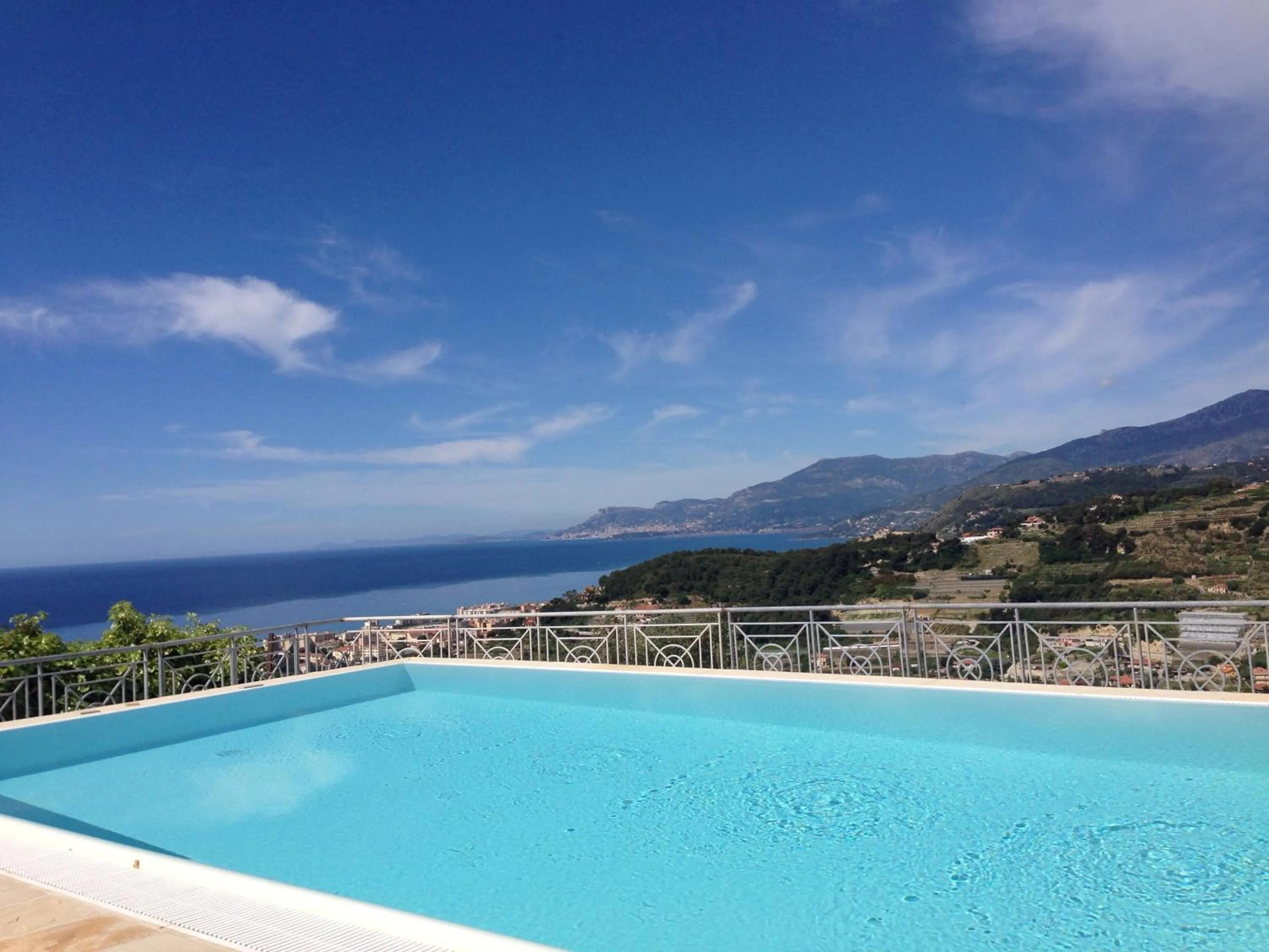 Swimming pool in Villa Gaia - Luxury Villa, pool & wellness rooms