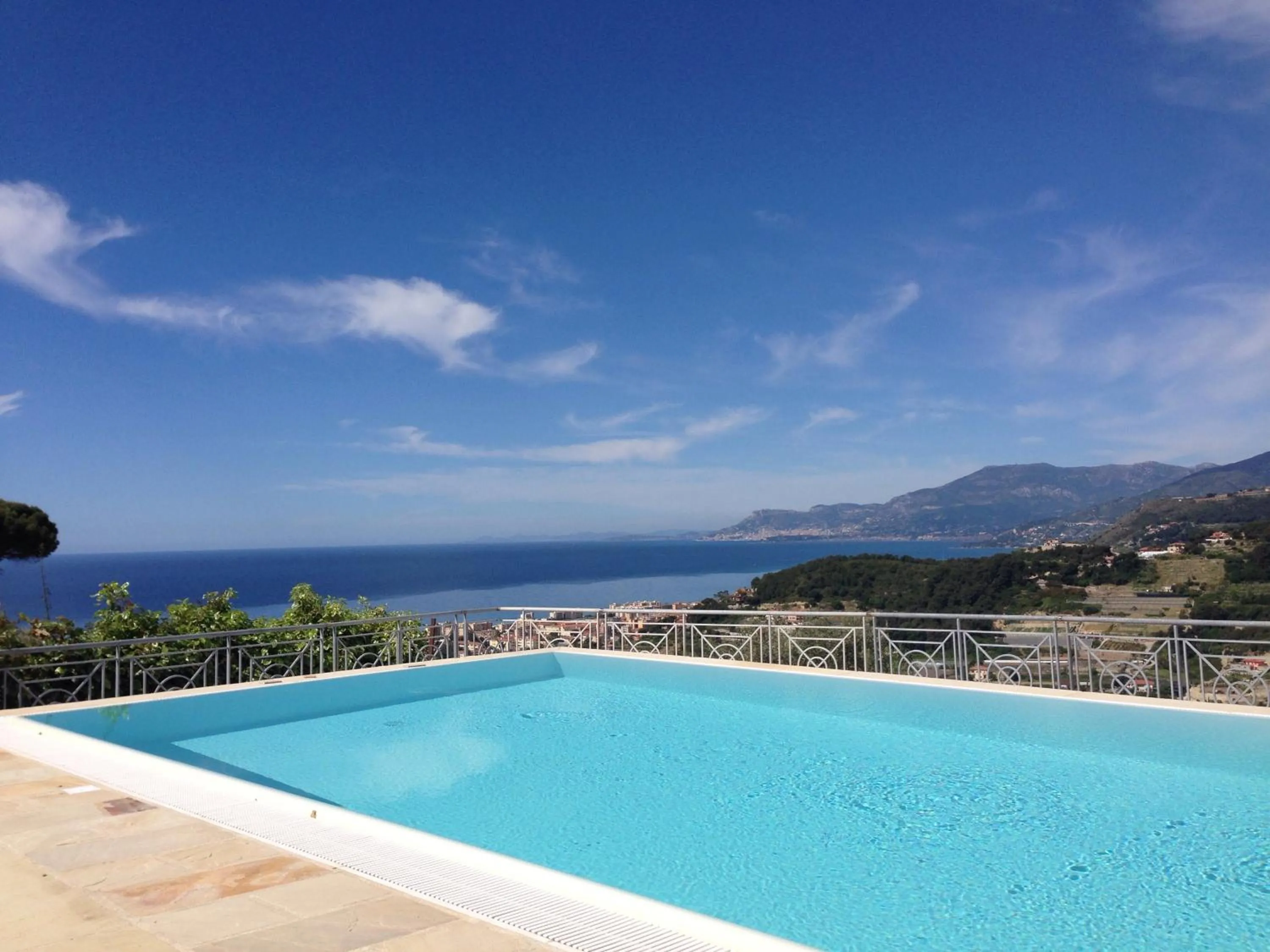 Villa Gaia - Luxury Villa, pool & wellness rooms