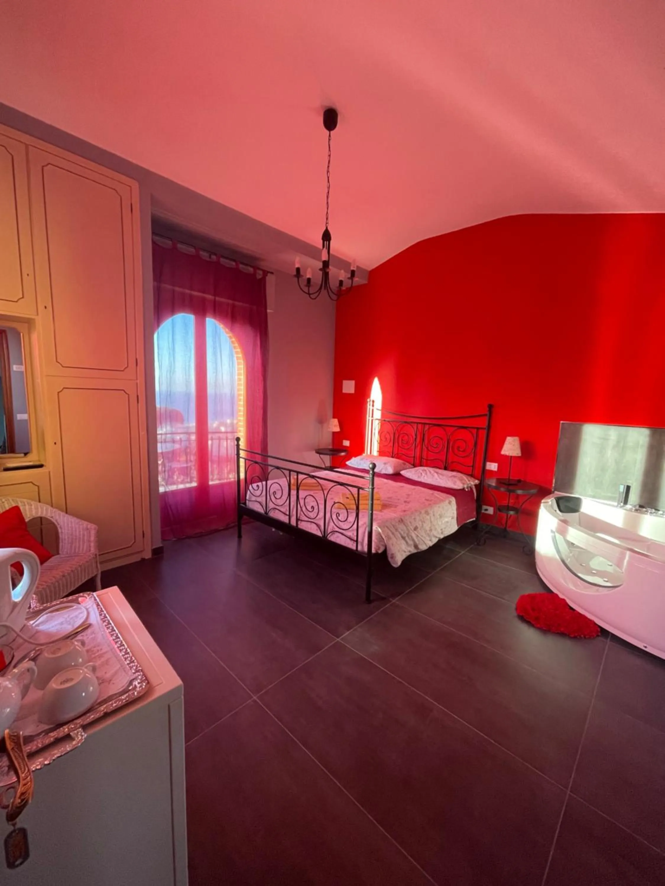 Hot Tub, Bed in Villa Gaia - Luxury Villa, pool & wellness rooms