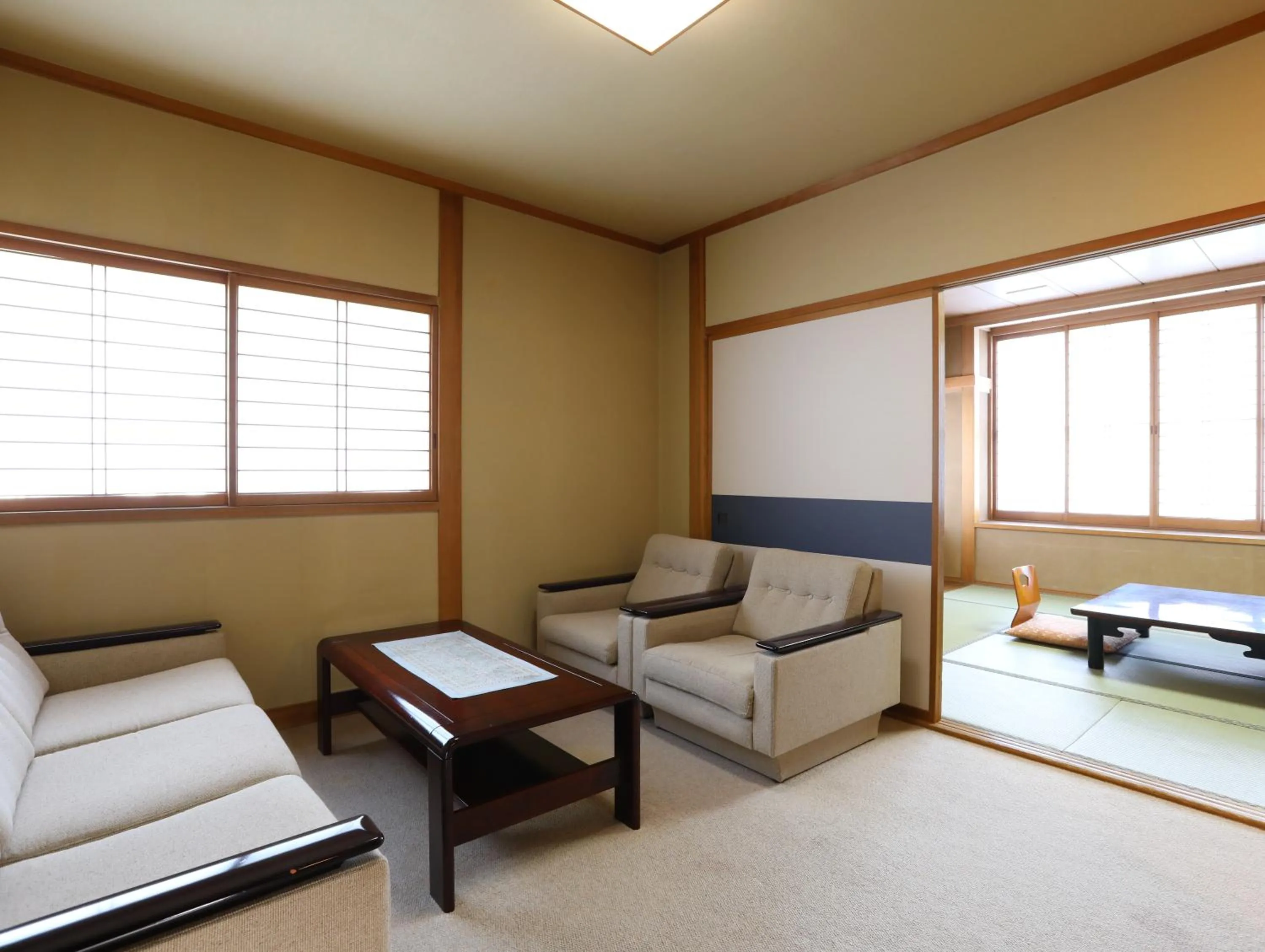 Photo of the whole room in Asahikan