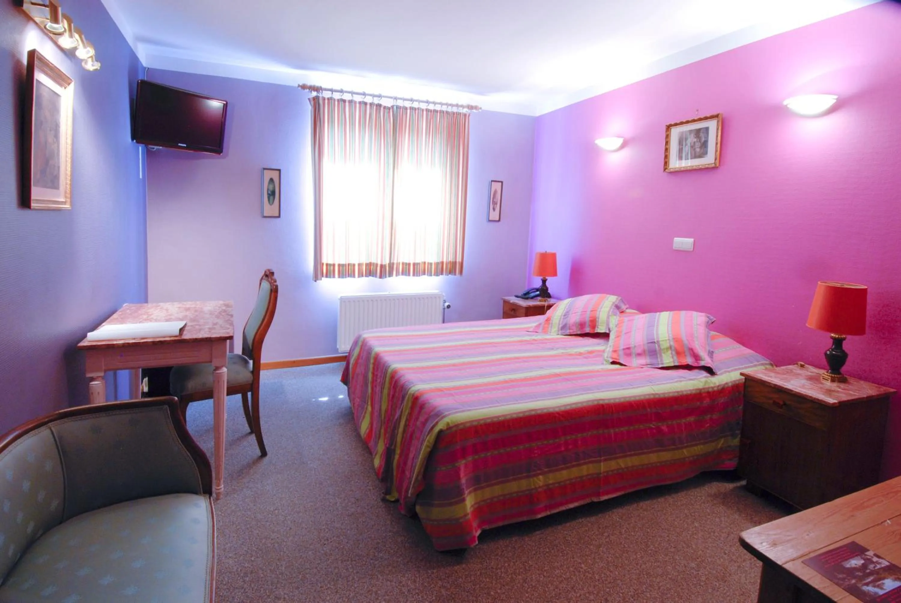 Bedroom, Bed in Hotel Restaurant La Ferme de Grambais