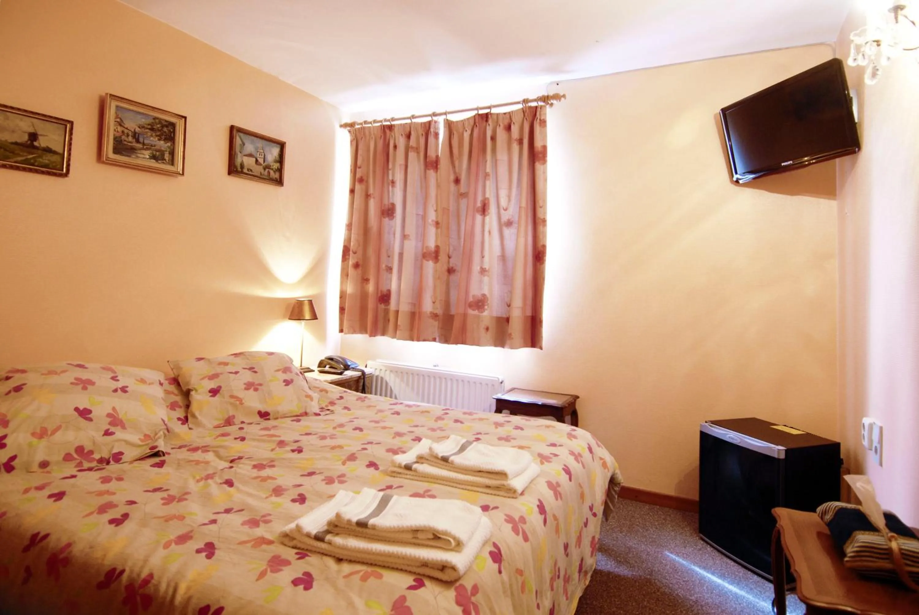 Bed in Hotel Restaurant La Ferme de Grambais