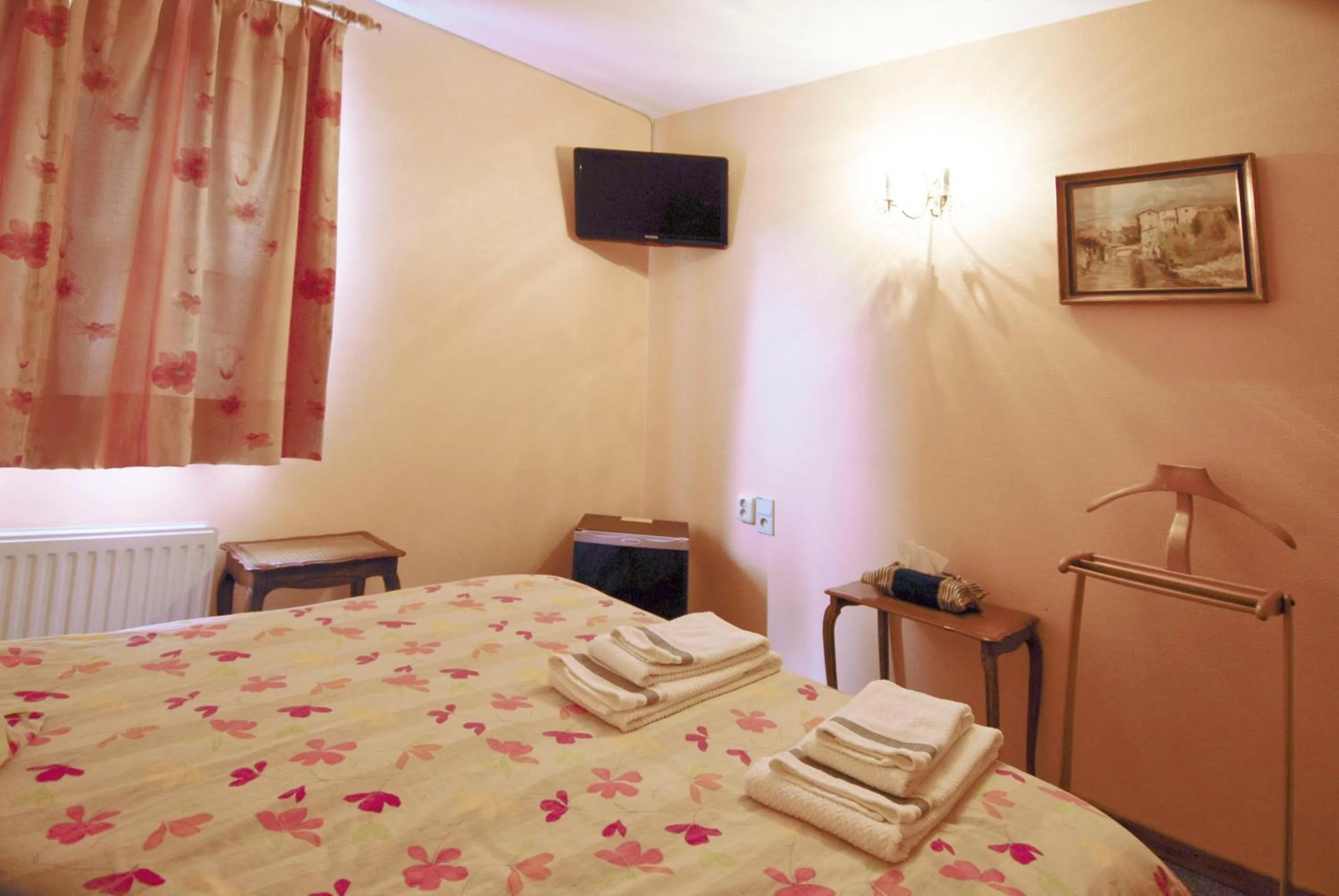 Bedroom, Bed in Hotel Restaurant La Ferme de Grambais