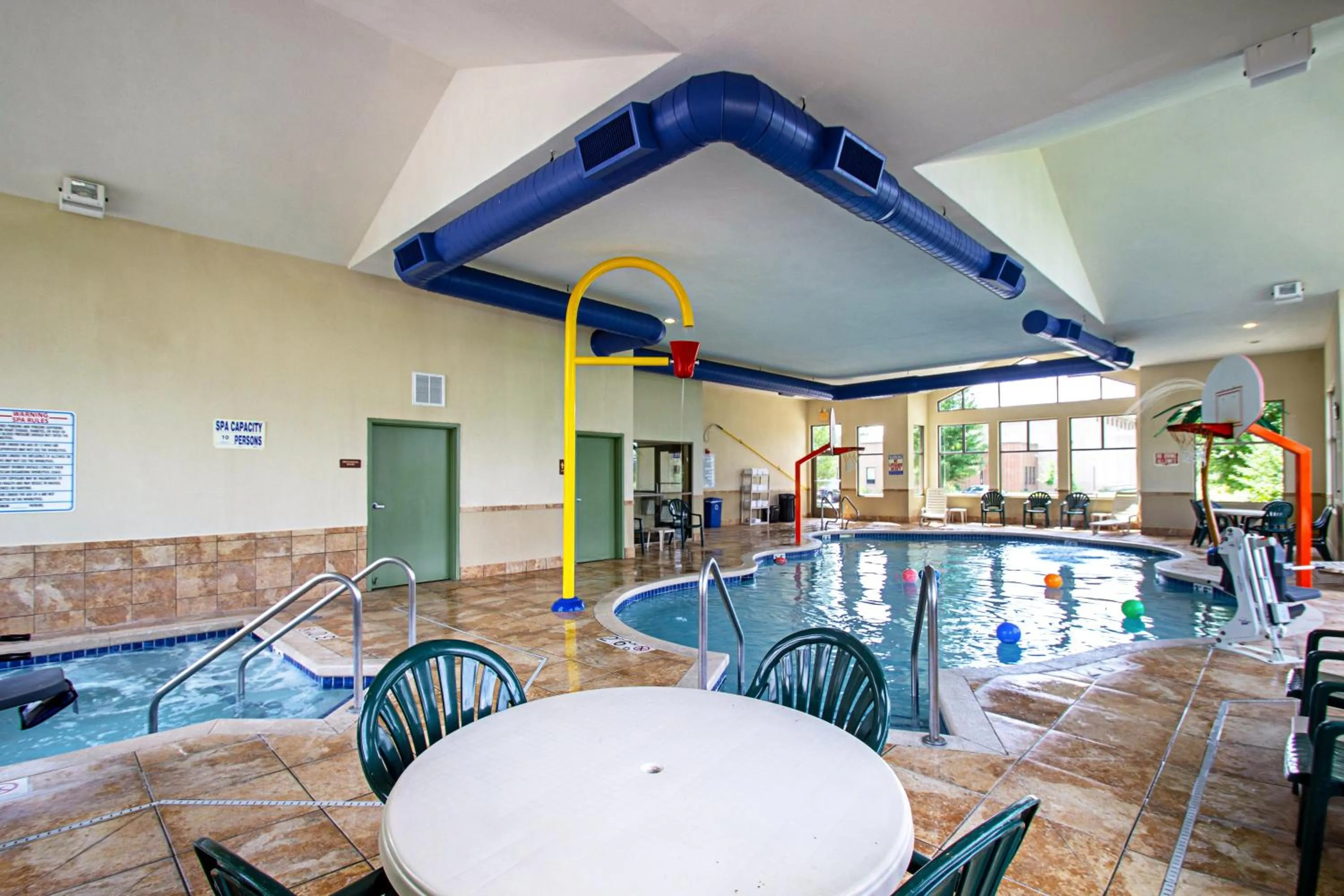 Swimming pool in MainStay Suites Madison - Monona
