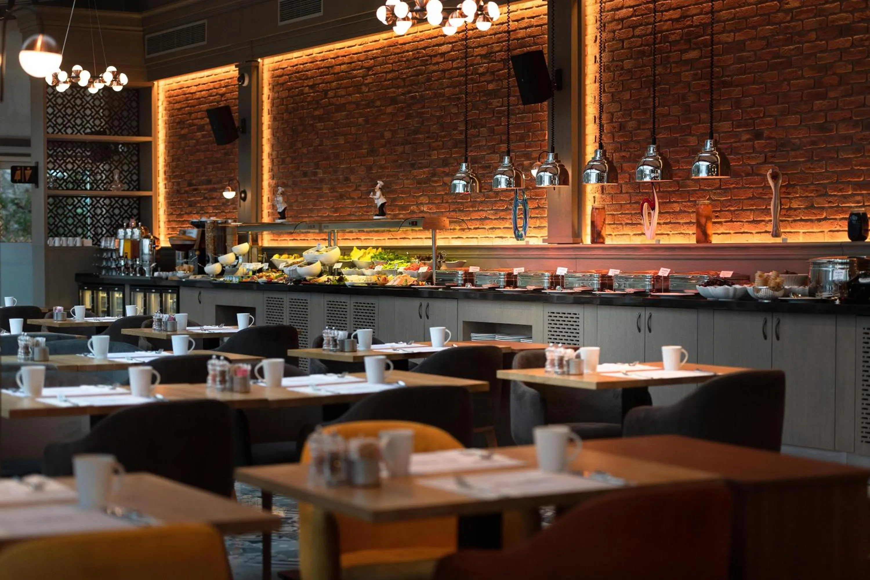 Restaurant/places to eat in Port Bosphorus Hotel