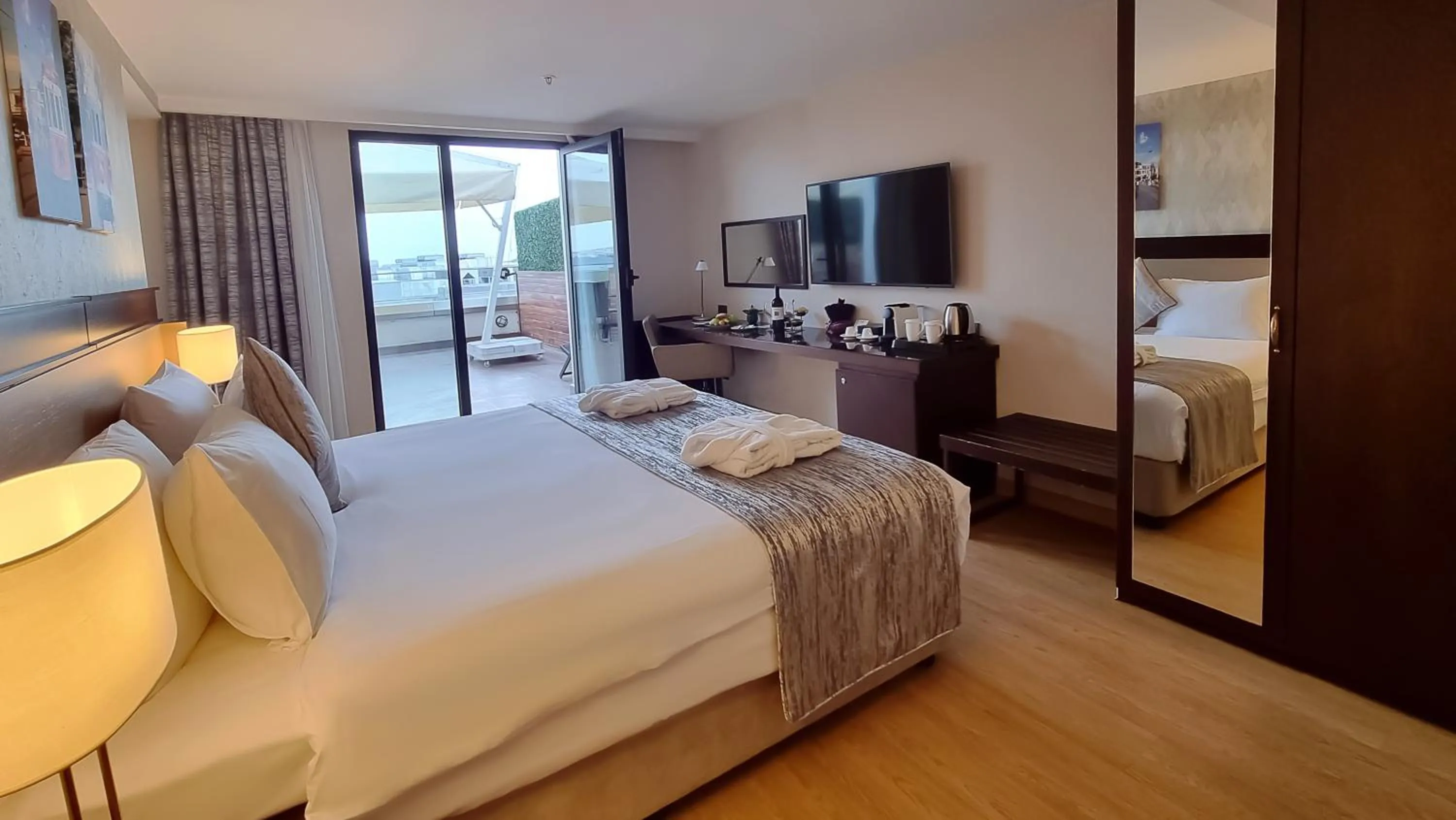 Photo of the whole room, Bed in Port Bosphorus Hotel