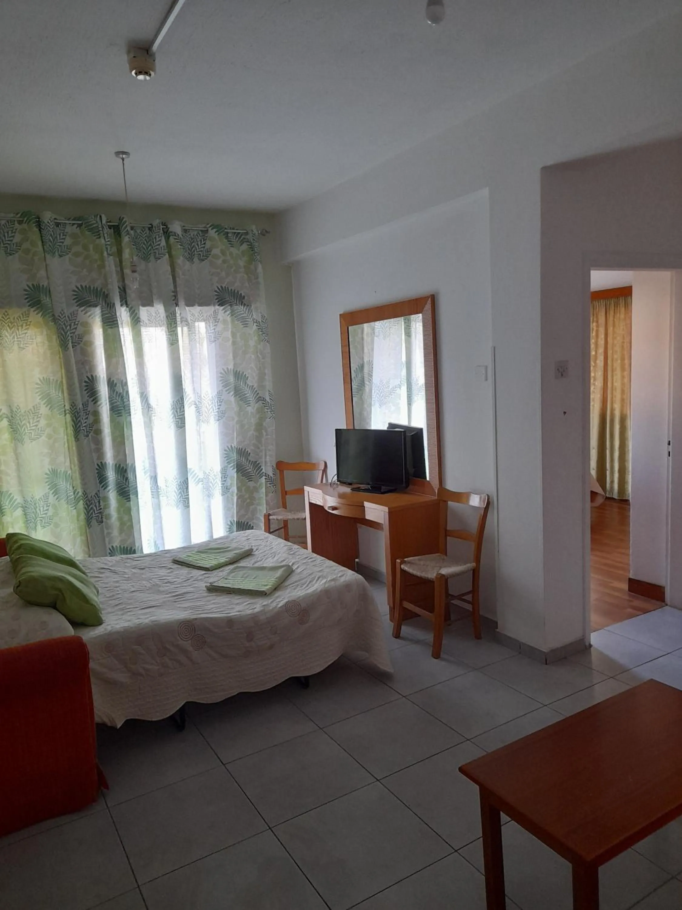 Living room, Bed in Onisillos Hotel