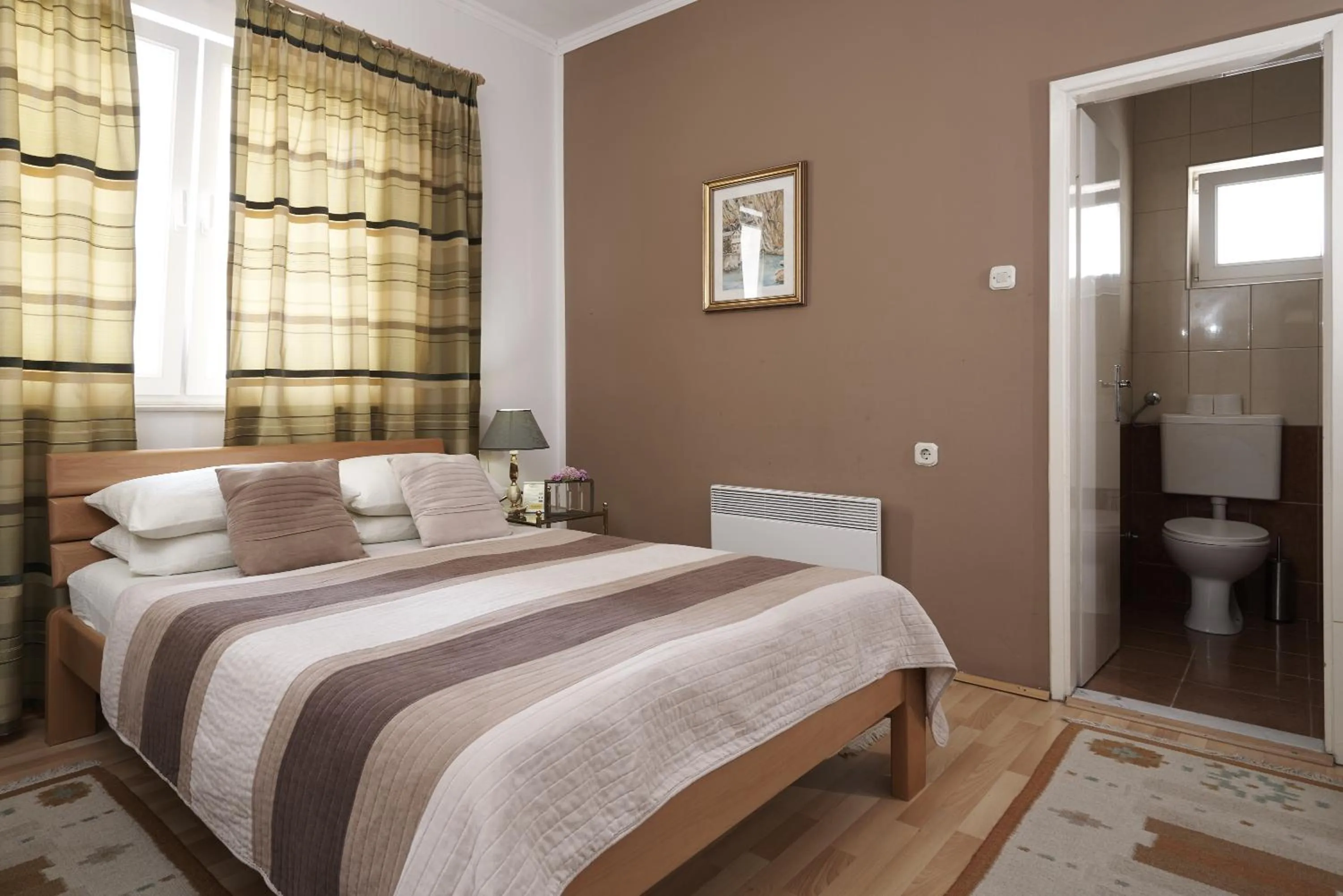 Photo of the whole room, Bed in Pansion Rose