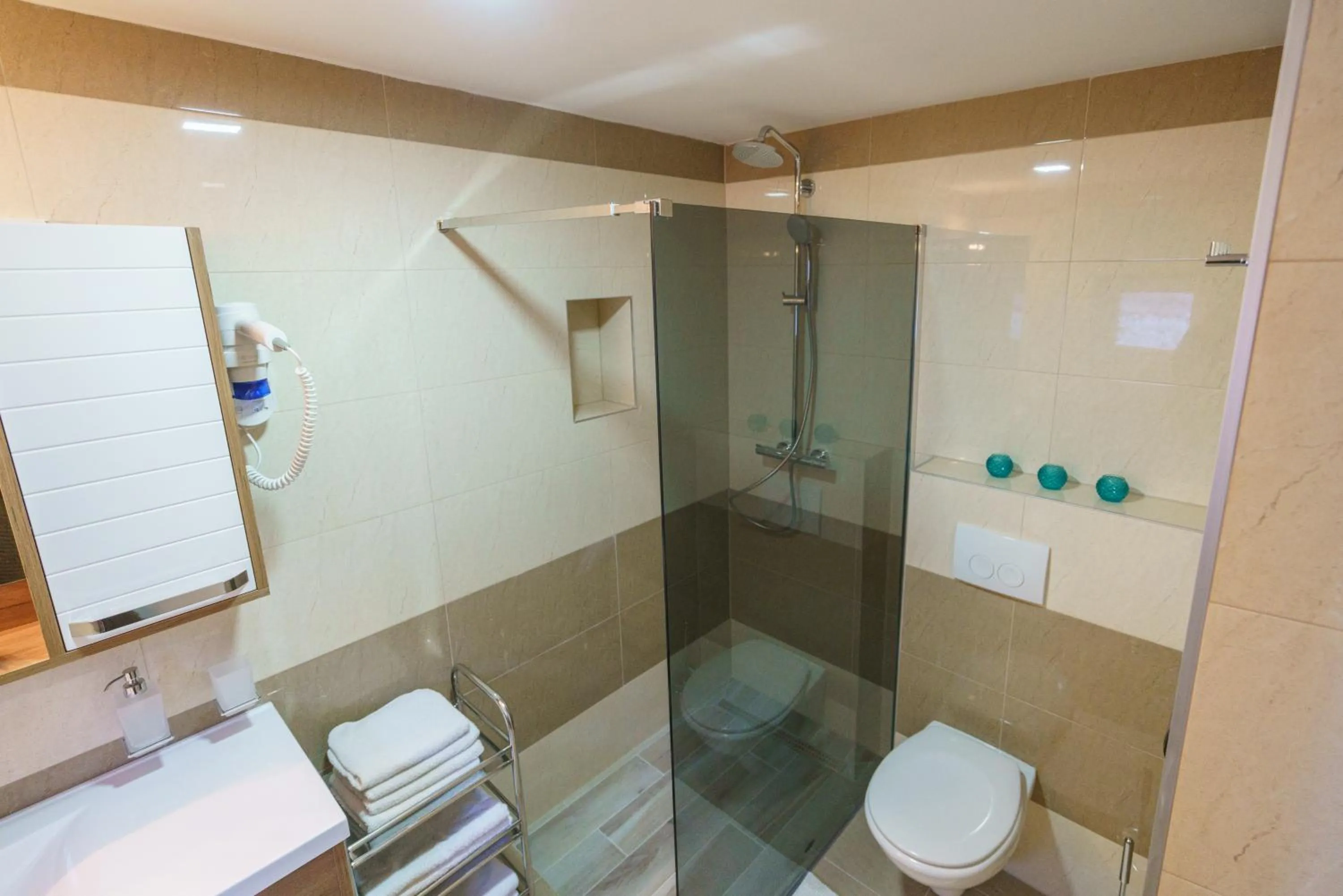 Shower in Pansion Rose